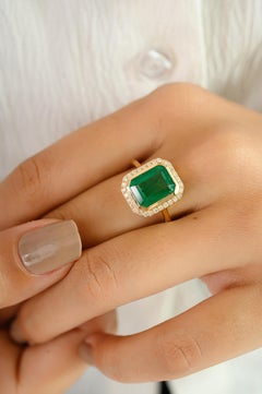 Bague de cocktail en or jaune massif 14K Regal 3.3 CT Emerald Halo Diamond pour femmes