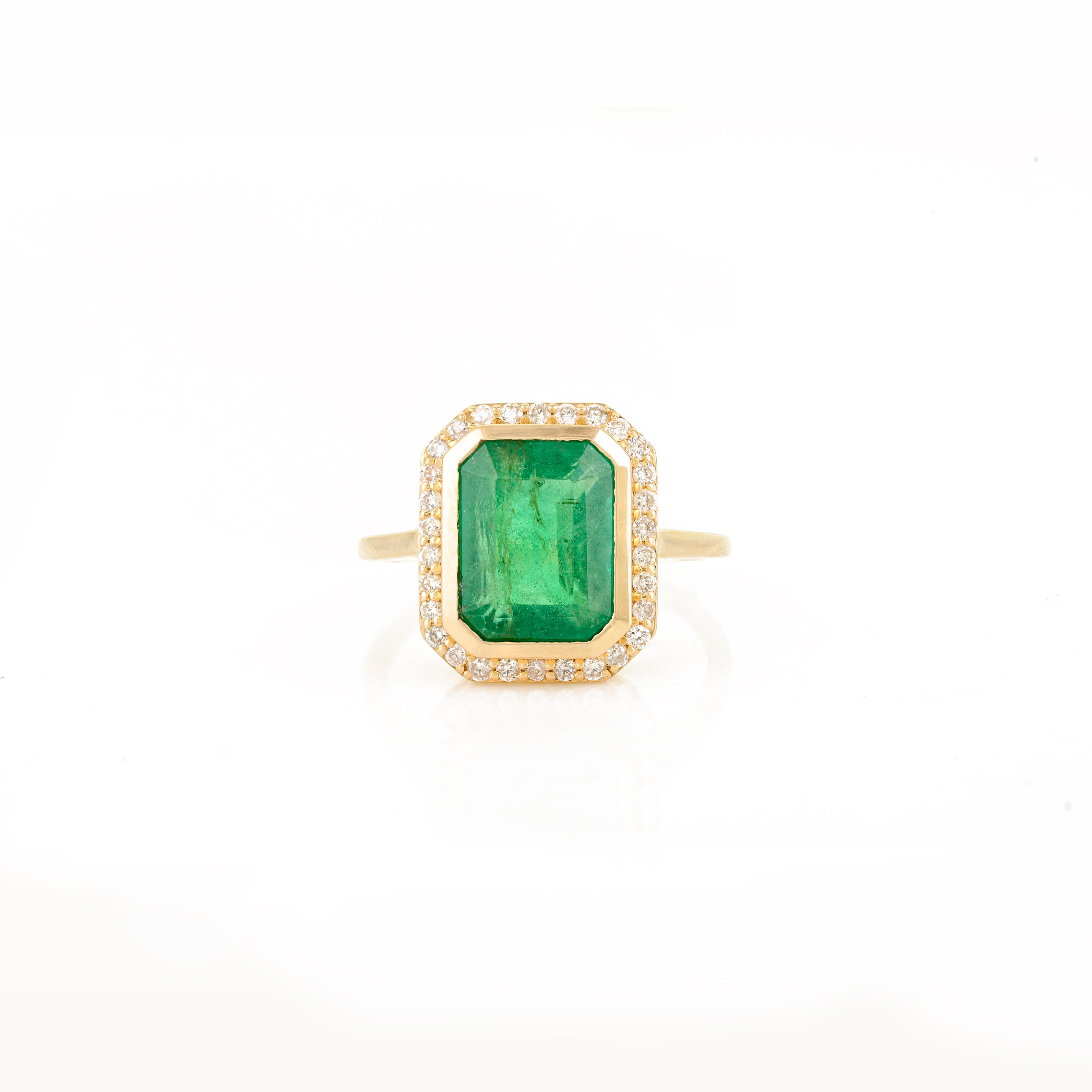 En vente :  Bague de cocktail en or jaune massif 14K Regal 3.3 CT Emerald Halo Diamond pour femmes 3