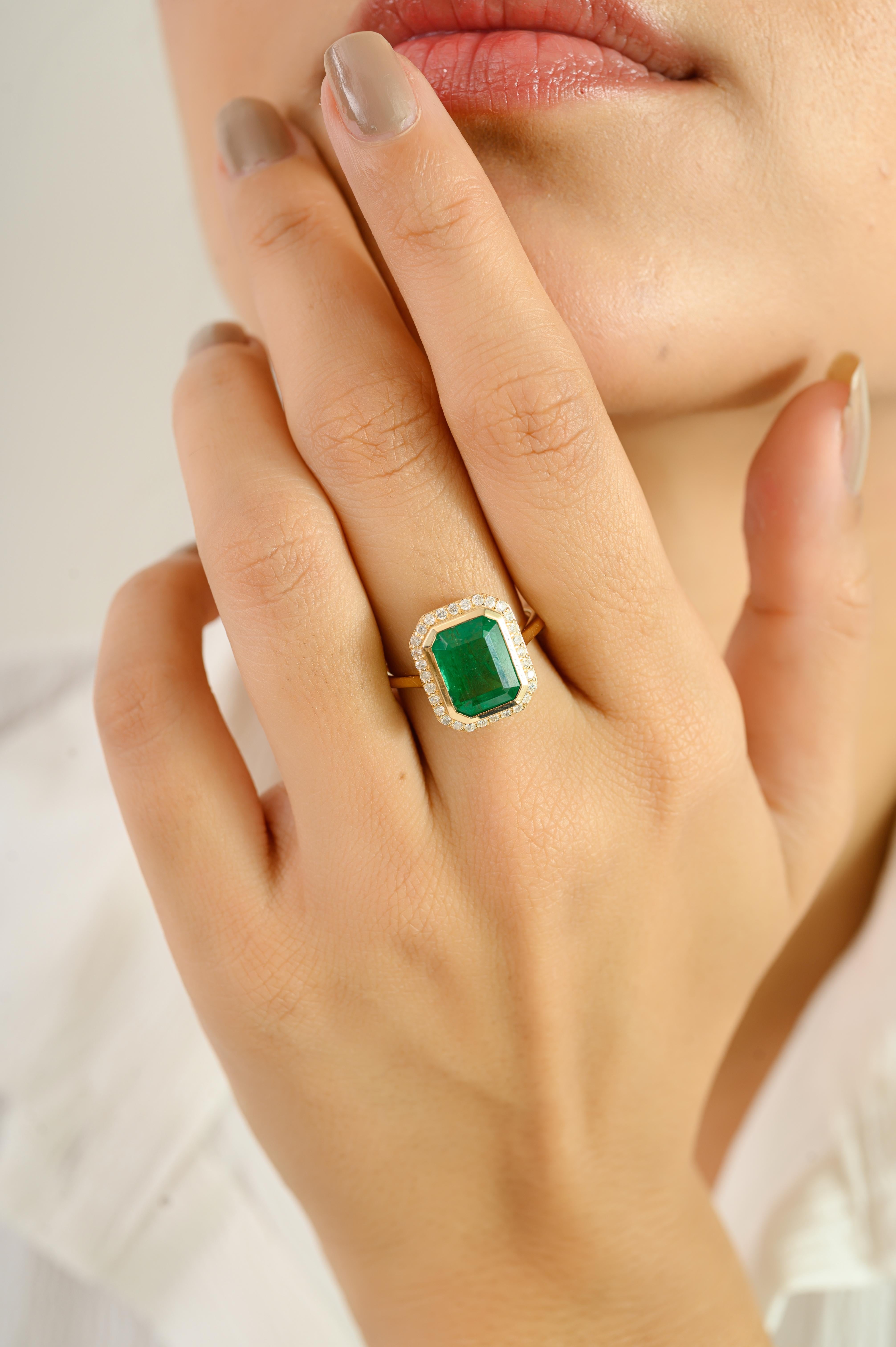 En vente :  Bague de cocktail en or jaune massif 14K Regal 3.3 CT Emerald Halo Diamond pour femmes 4