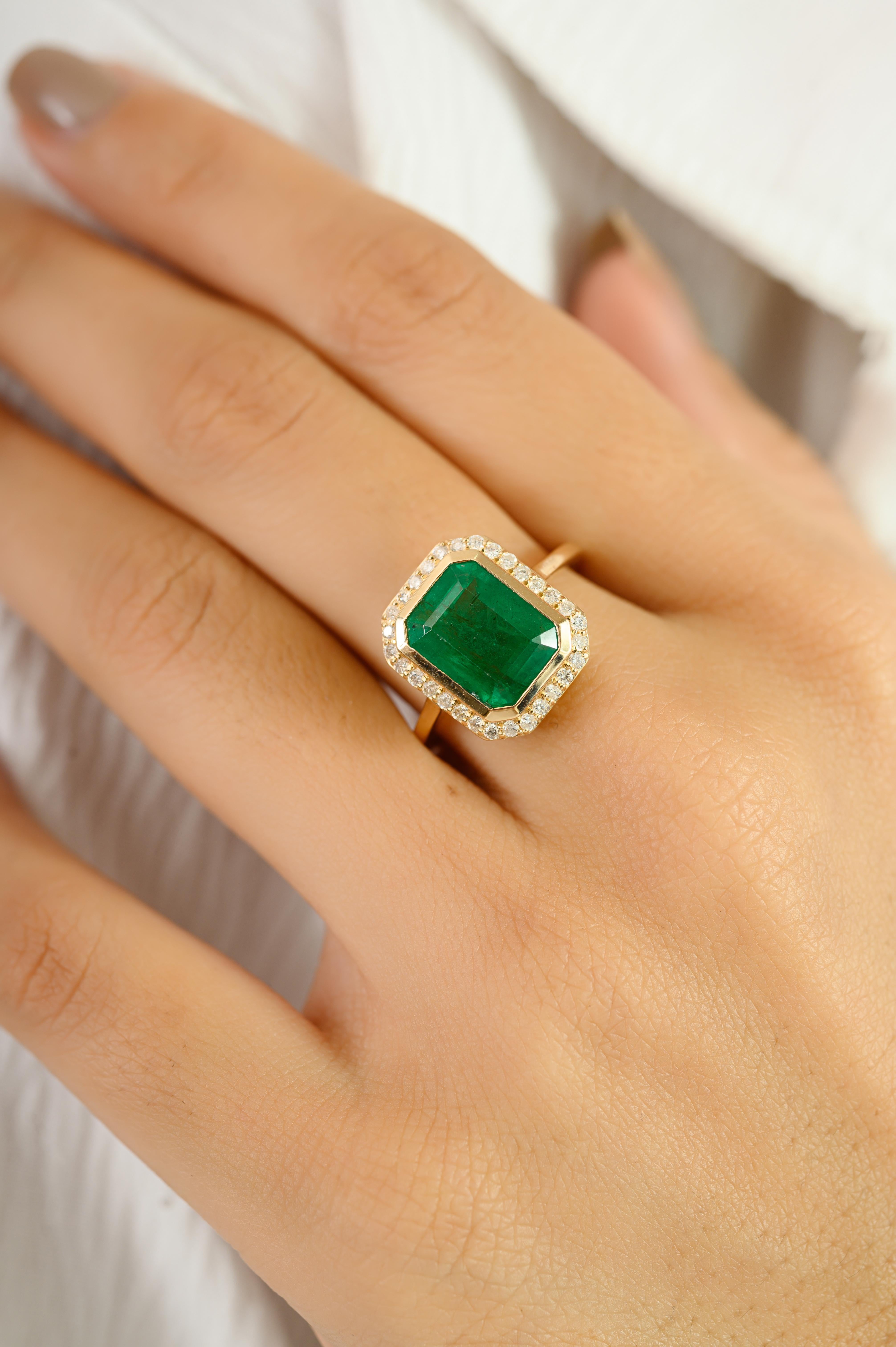 En vente :  Bague de cocktail en or jaune massif 14K Regal 3.3 CT Emerald Halo Diamond pour femmes 6