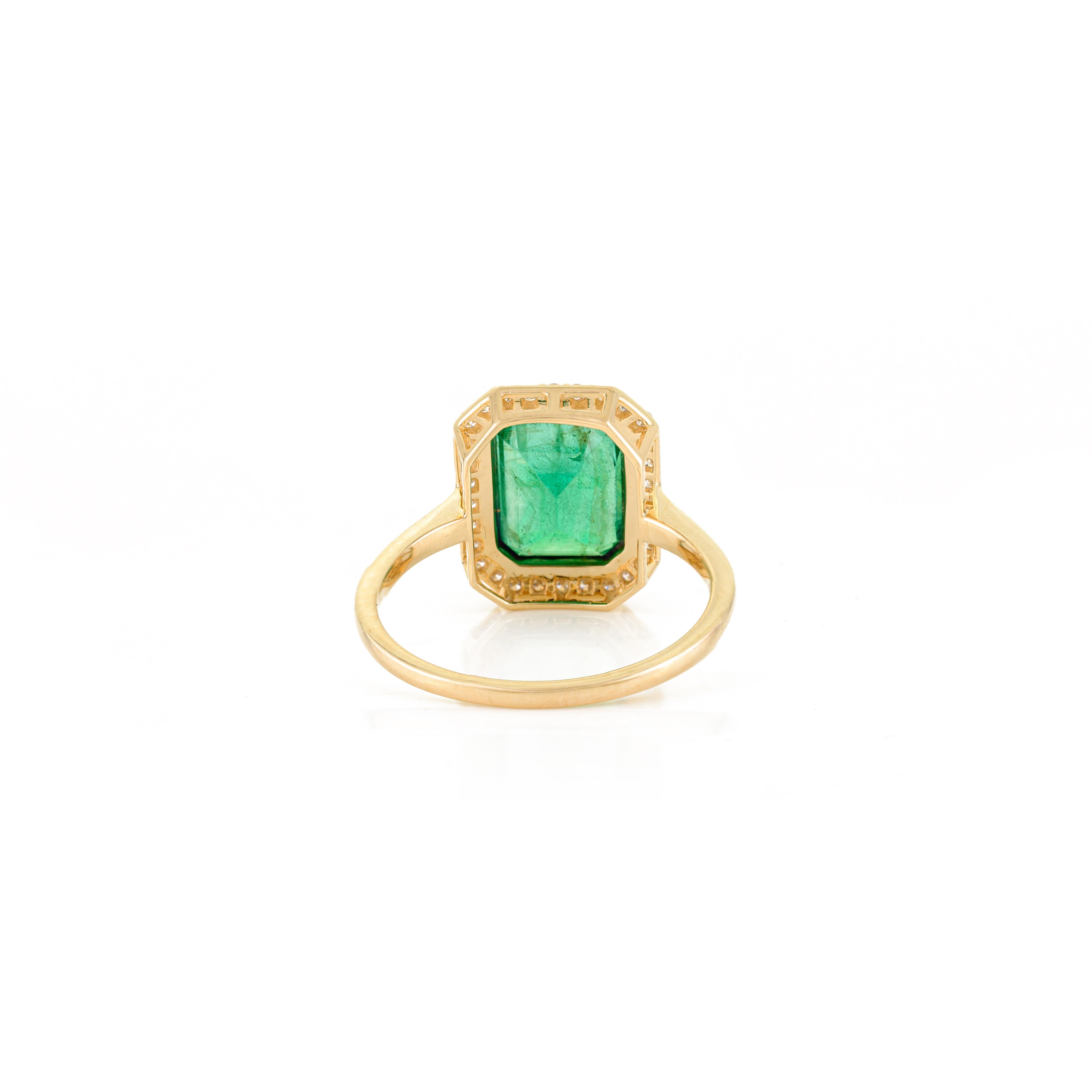 En vente :  Bague de cocktail en or jaune massif 14K Regal 3.3 CT Emerald Halo Diamond pour femmes 7