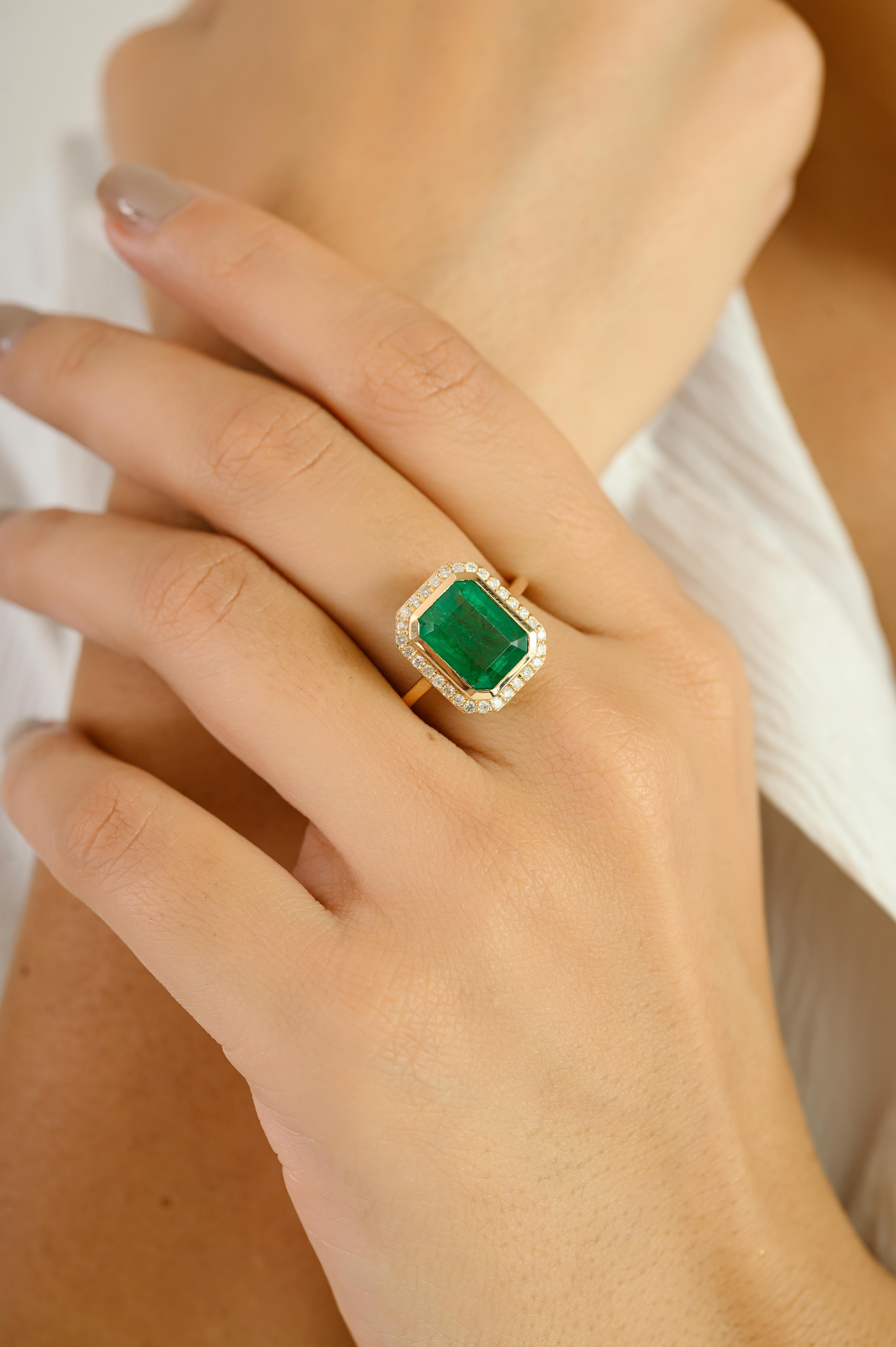 En vente :  Bague de cocktail en or jaune massif 14K Regal 3.3 CT Emerald Halo Diamond pour femmes 8