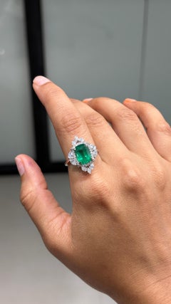 Anillo de cóctel Regal de oro blanco de 18 quilates con una esmeralda de Zambia de 3,31 quilates y un halo de diamantes de 1,04 quilates