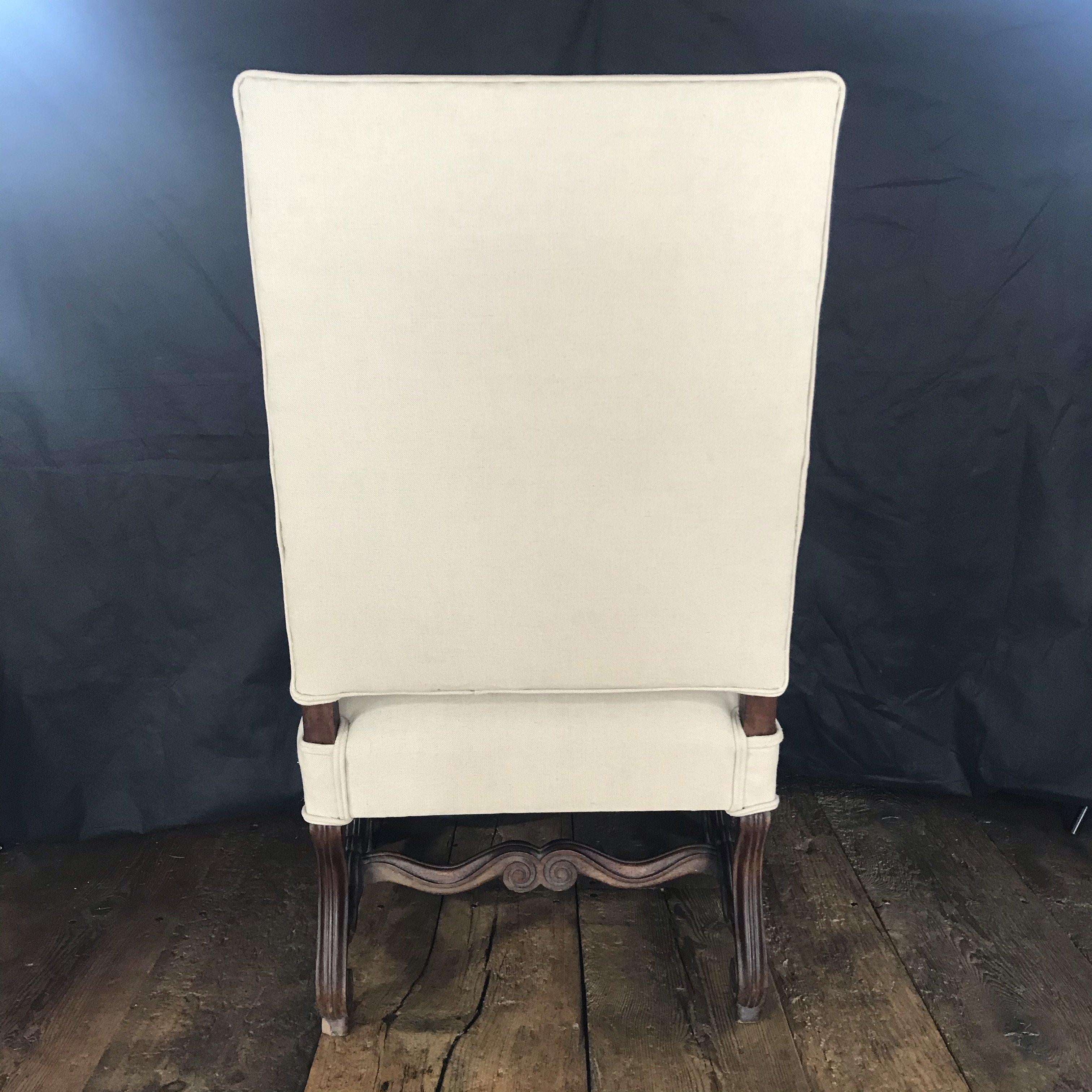 Regal 19th Century French Walnut Louis XV Armchair For Sale 1