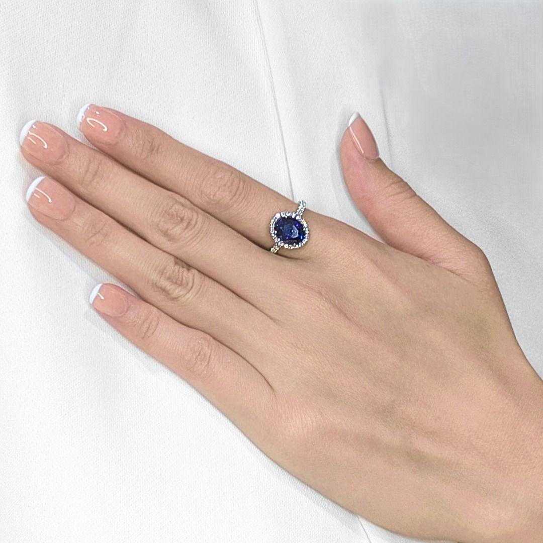 Dieser Ring aus 18 Karat Weißgold ist ein königliches Herzstück für jede Kollektion und präsentiert einen atemberaubenden Saphir im Ovalschliff von 2,66 Karat in einem satten Blauton, der Tiefe und Eleganz ausstrahlt. Den Saphir umrahmen 34 runde