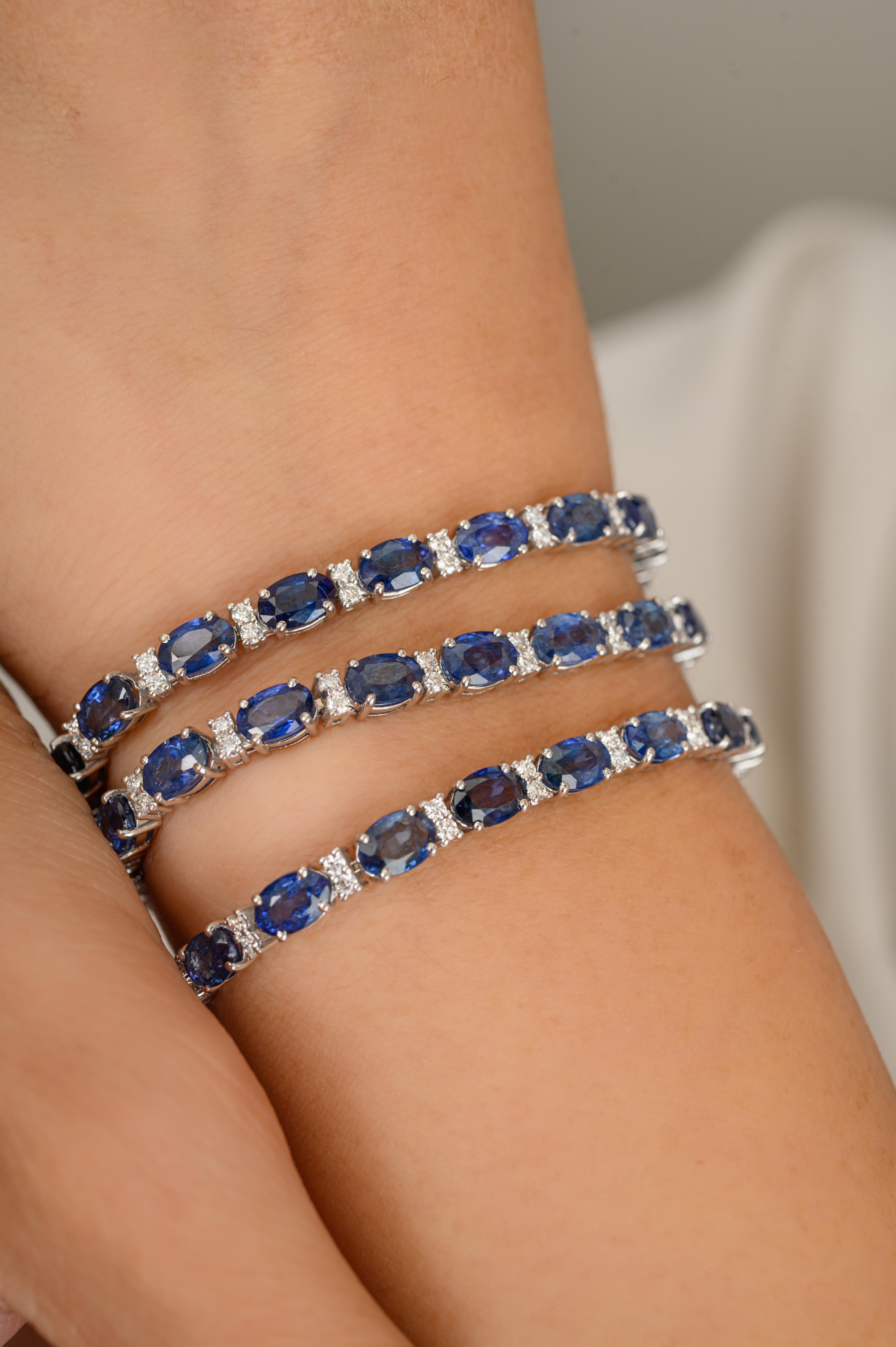 Questo Regal 39.02 CTW Triple Line Sapphire Bracelet with Diamonds in oro 14K mette in mostra uno zaffiro blu naturale infinitamente scintillante, del peso di 39.02 carati e diamanti del peso di 2.46 carati. Misura 7 pollici di lunghezza. 
Lo