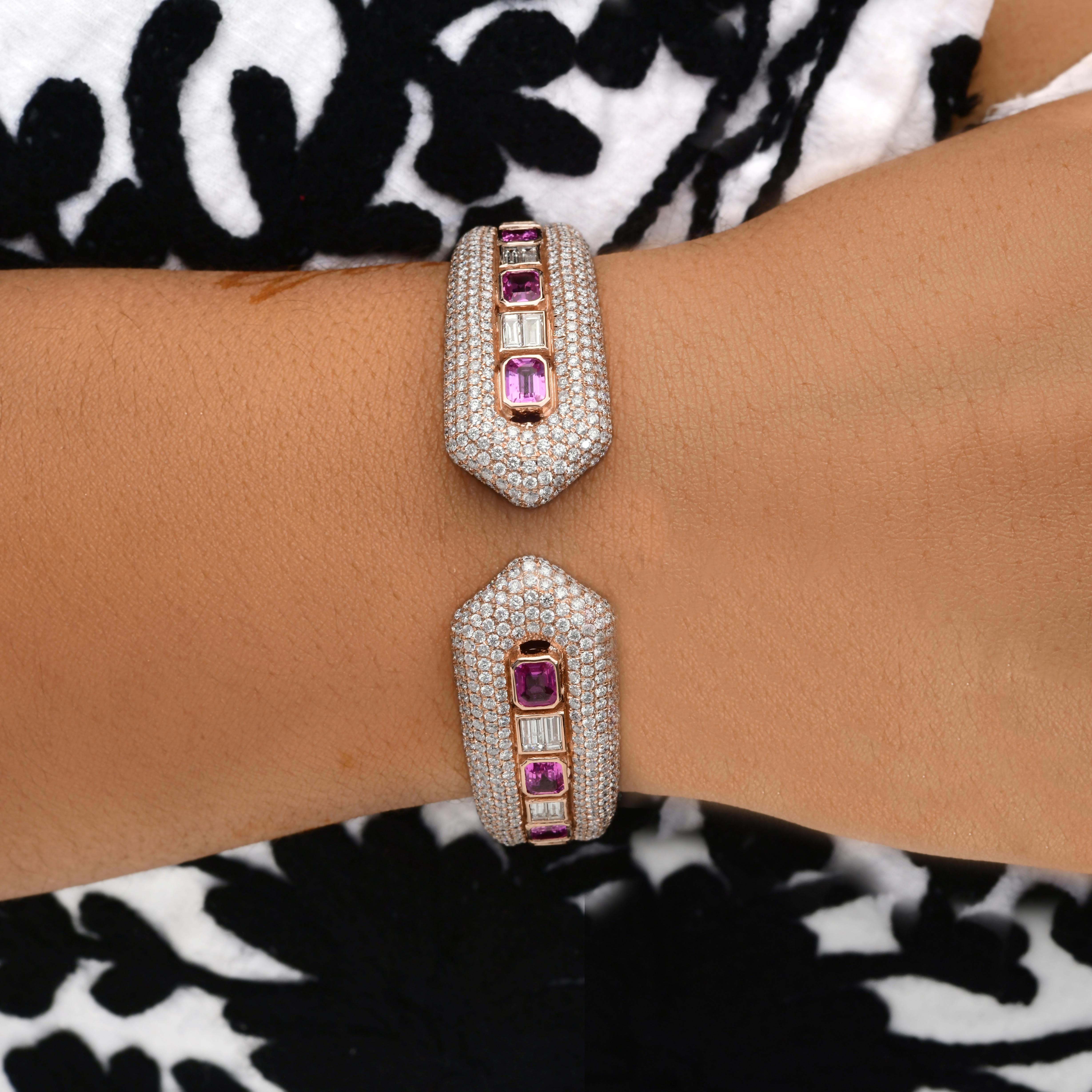 Fundida en oro de 18 quilates, esta exquisita pulsera está engastada con 4,06 quilates de zafiro rosa natural y 7,5 quilates de brillantes diamantes. El zafiro es una piedra de nacimiento de septiembre y se cree que aumenta la claridad mental y la