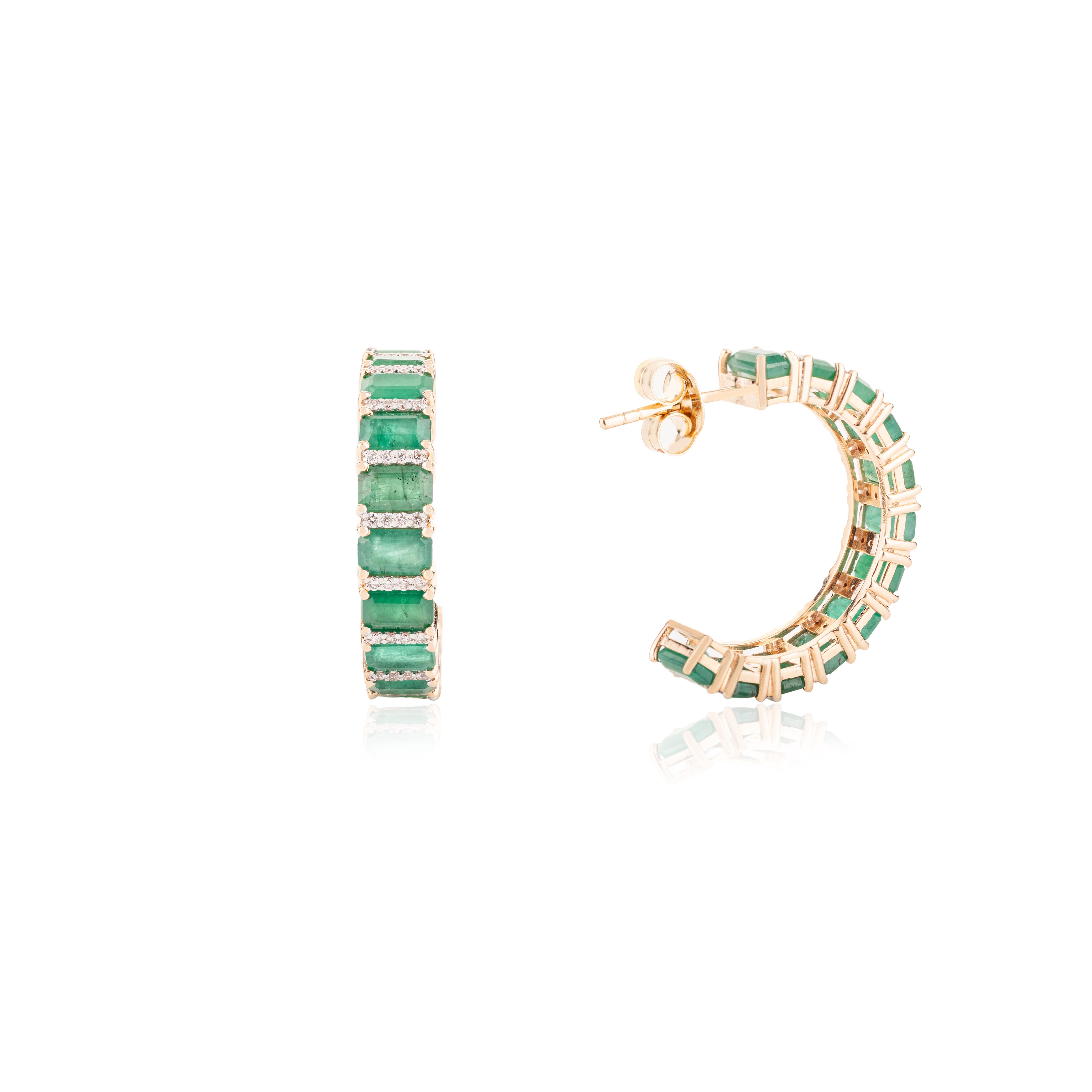 Regal 7.65 Carat Emerald Diamond Half Infinity Hoop Earrings in 14k Yellow Gold In New Condition For Sale In New York, NY