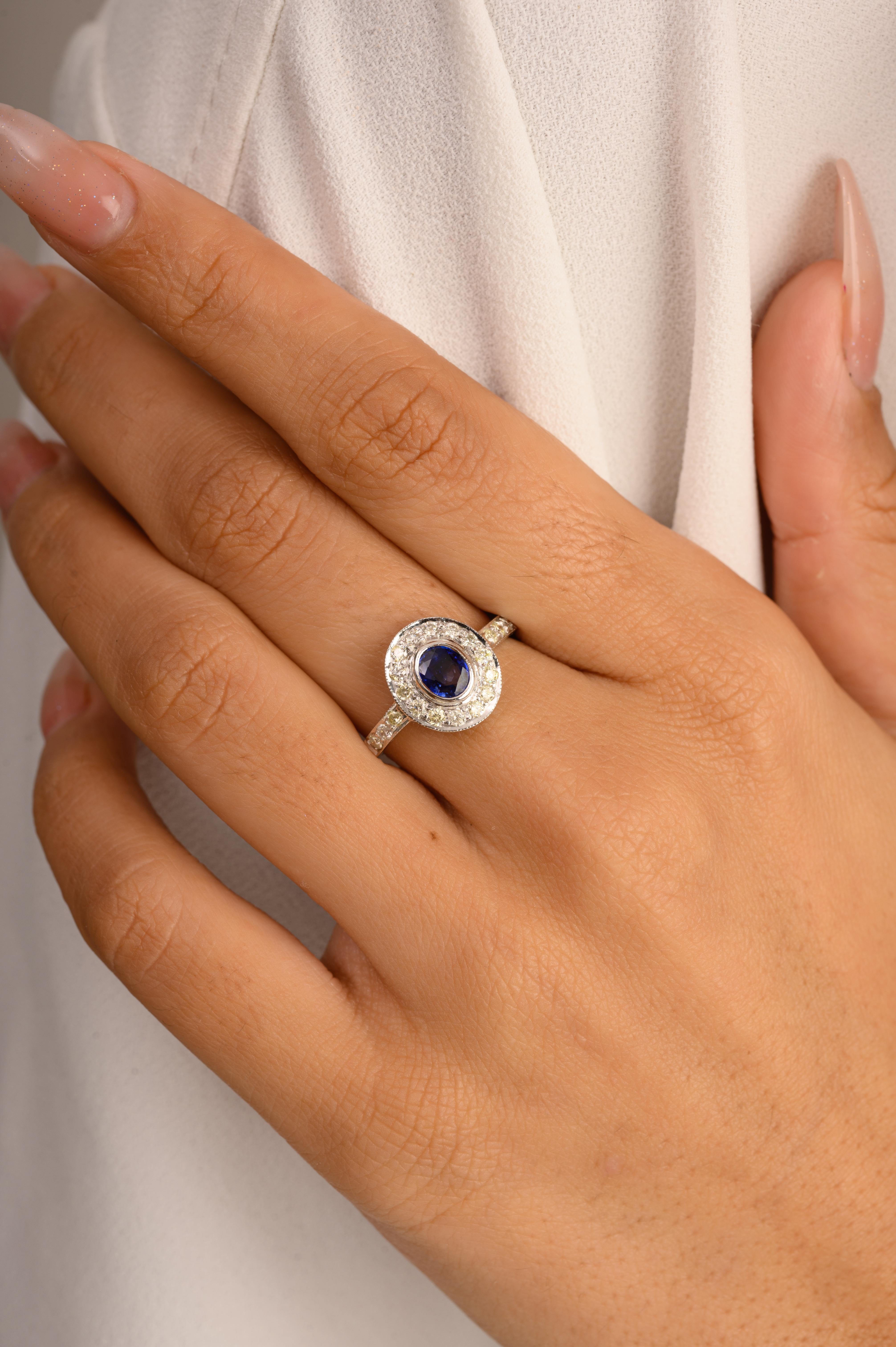 Im Angebot: Regaler blauer Saphir-Diamant-Halo-Hochzeitsring mit Halo-Ehering für sie aus 14k Weißgold () 4