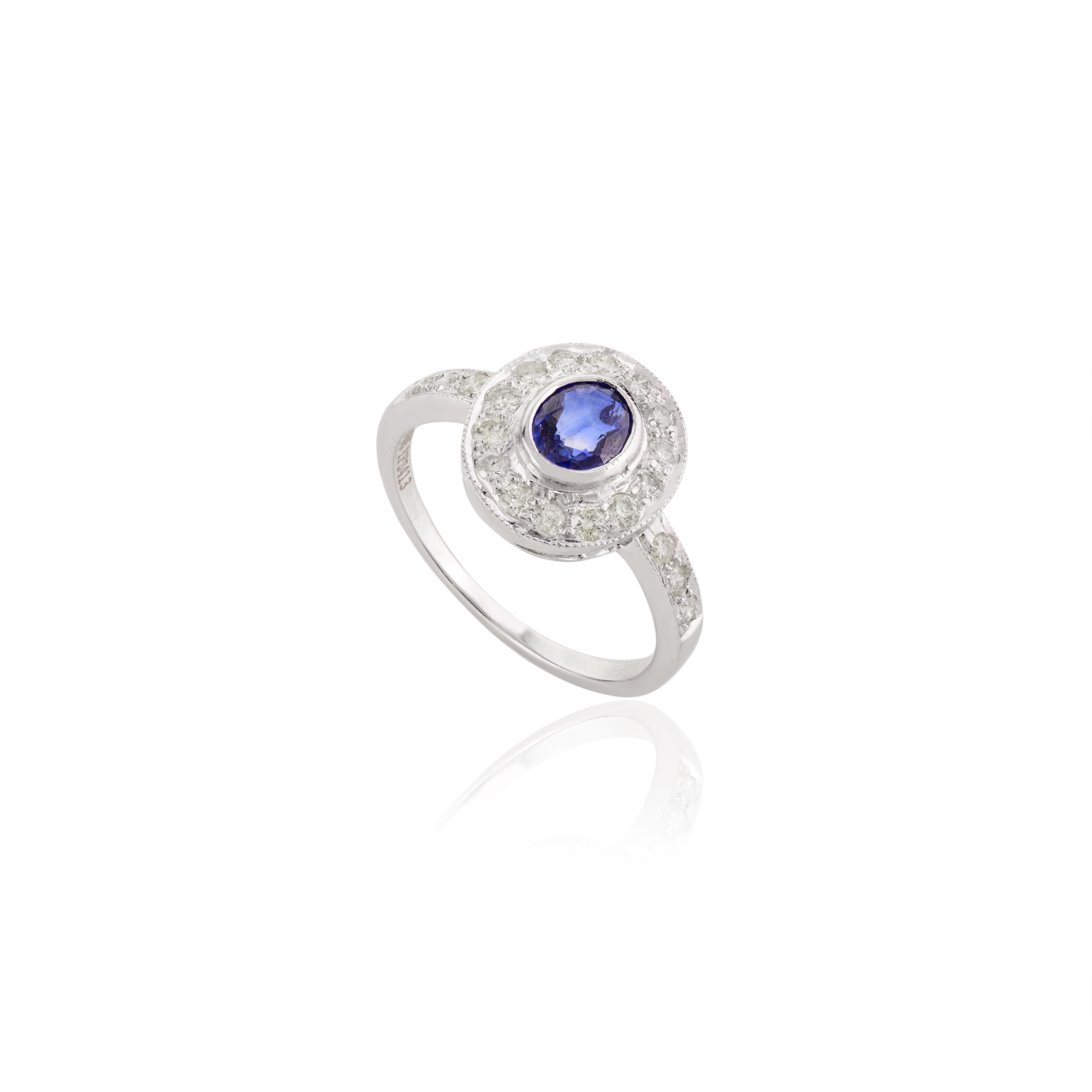Im Angebot: Regaler blauer Saphir-Diamant-Halo-Hochzeitsring mit Halo-Ehering für sie aus 14k Weißgold () 5