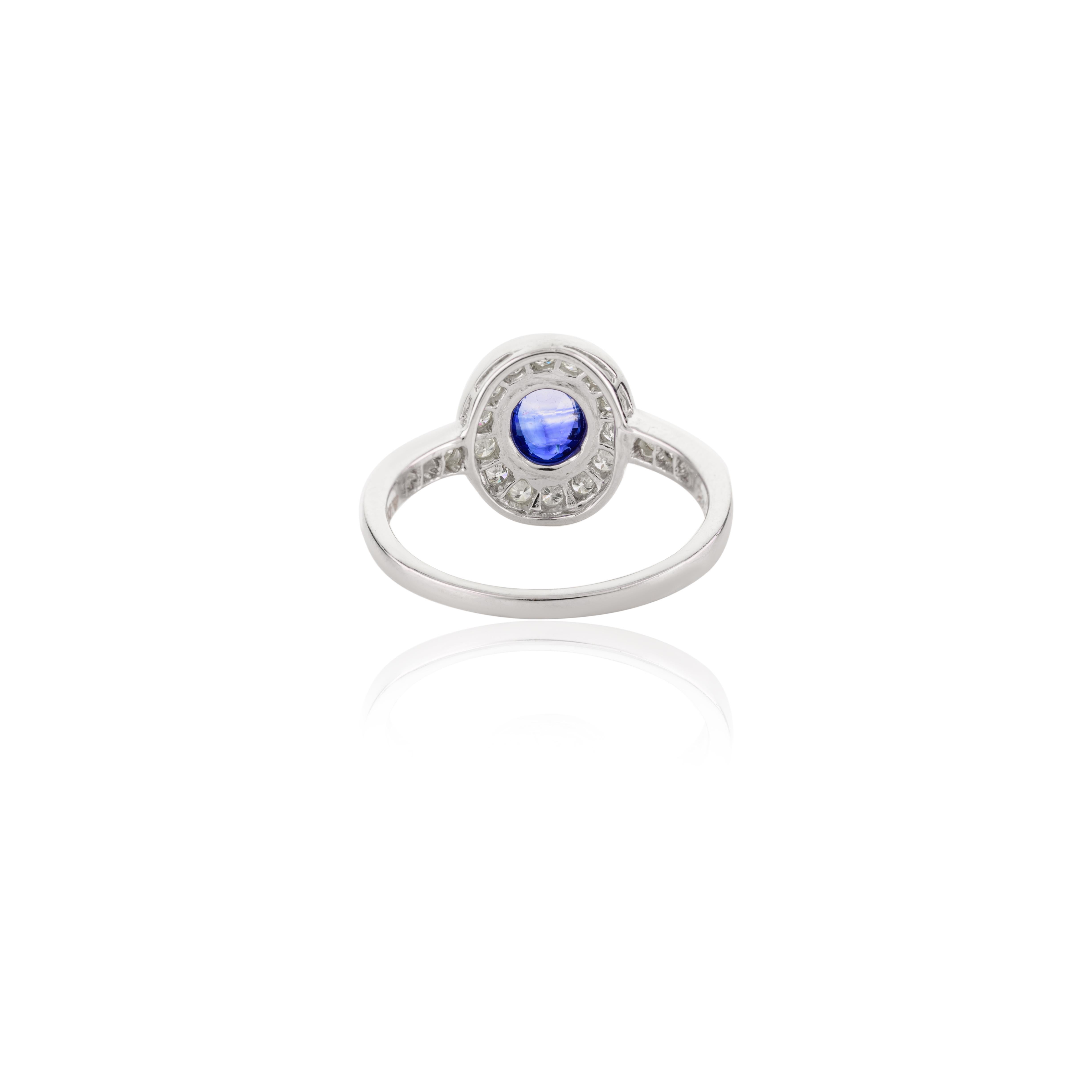 Im Angebot: Regaler blauer Saphir-Diamant-Halo-Hochzeitsring mit Halo-Ehering für sie aus 14k Weißgold () 7