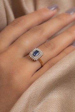 Alianza de boda con halo de diamantes y zafiro azul regio en oro amarillo macizo de 18 quilates