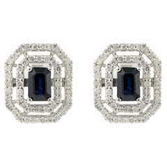 Boucles d'oreilles de mariage en or blanc 14k avec diamants et saphirs bleus régaliens