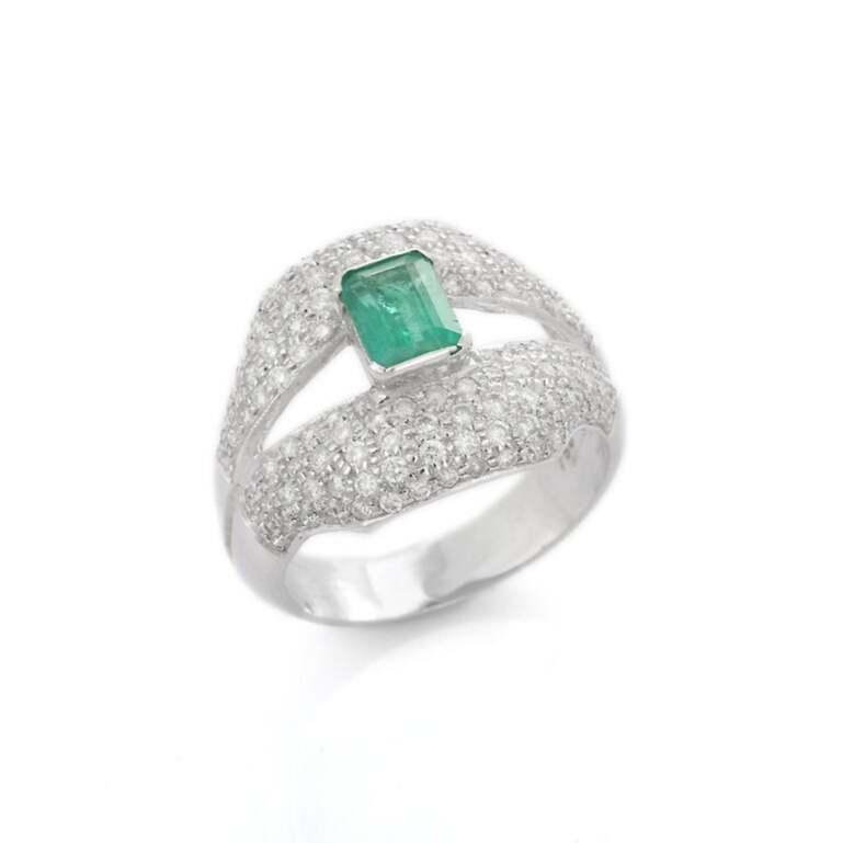 Regal Diamond and Emerald Split Shank Cocktail Ring in 18K White Gold In New Condition For Sale In New York, NY