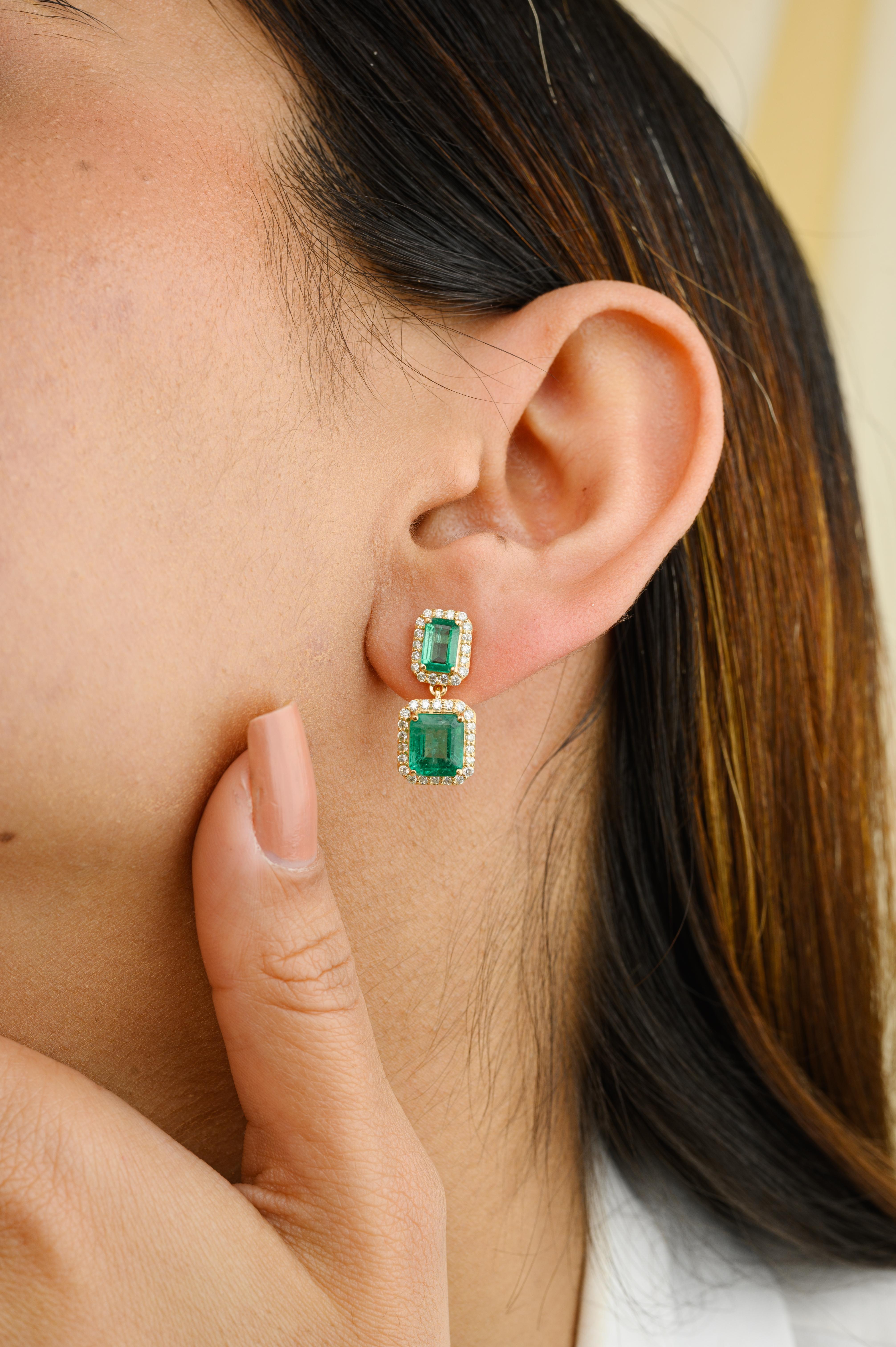 Regale Smaragd- und Diamant-Halo-Verlobungs-Ohrringe aus 18 Karat Gelbgold (Achteckschliff) im Angebot