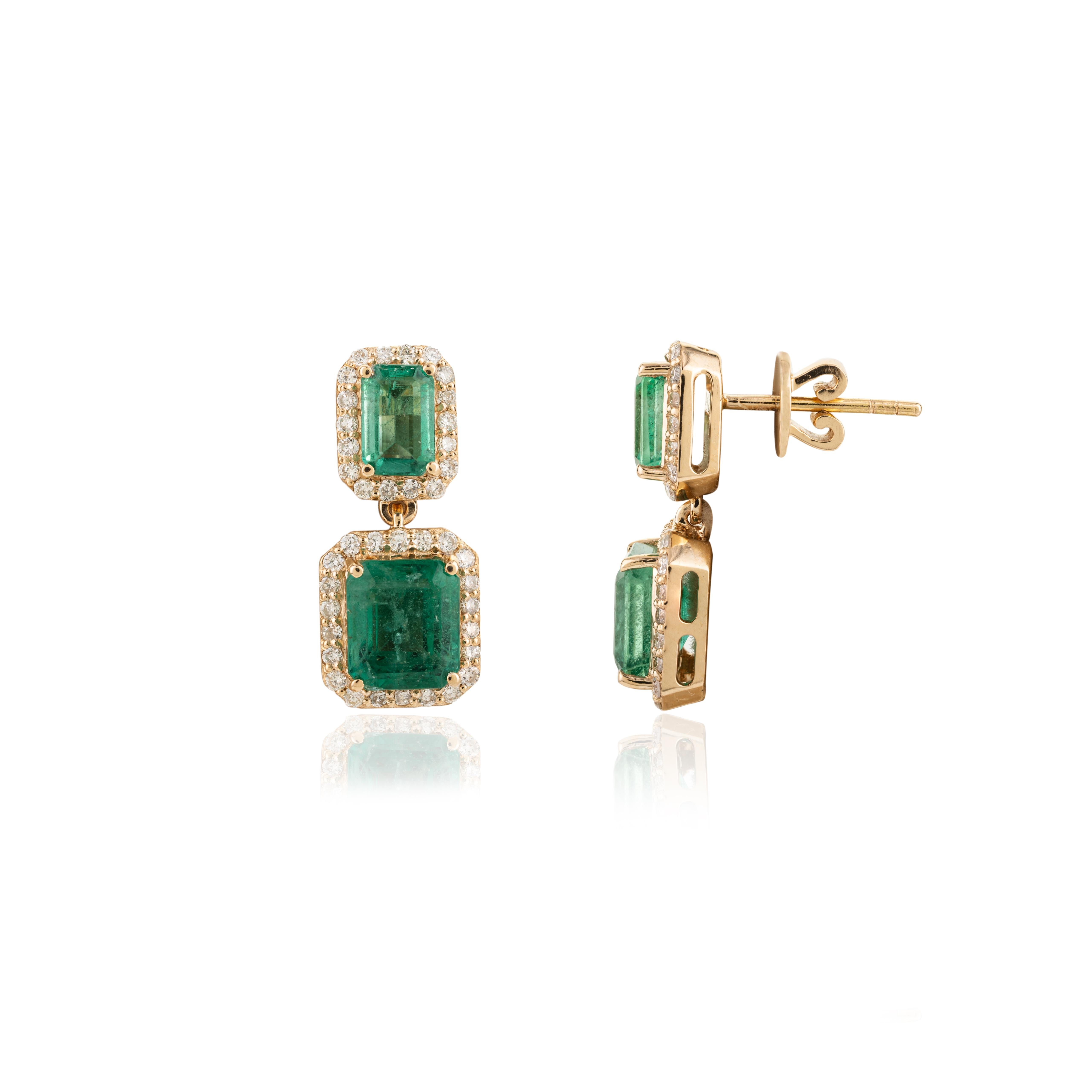 Regal Emerald and Diamond Halo Engagement Dangle Earrings in 18k Yellow Gold In New Condition For Sale In Houston, TX