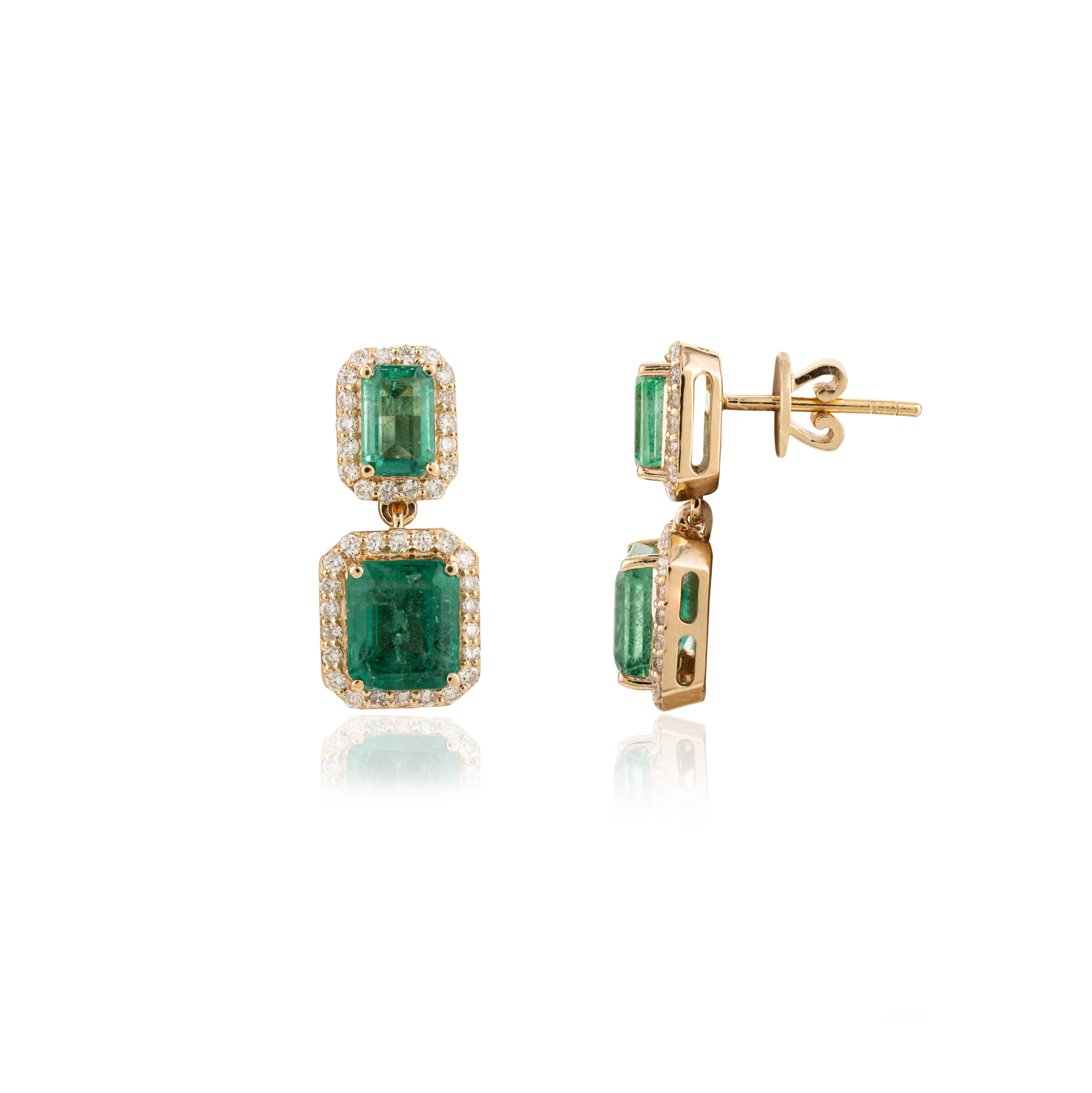 Orecchini a pendente con diamante e smeraldo regale in oro giallo 18 ct. In condizioni Nuovo in vendita a New York, NY