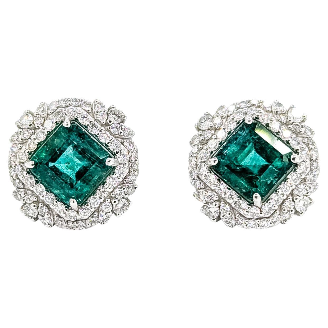 Boucles d
oreilles en platine avec émeraudes et diamants en vente