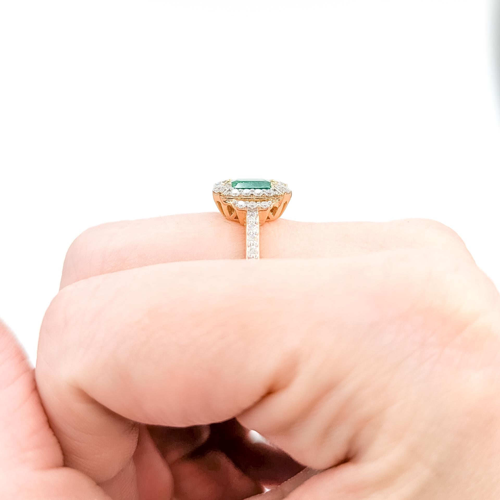 Regal Smaragd & Diamant Halo Ring in Platin (Smaragdschliff) im Angebot