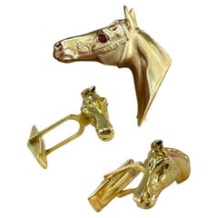Set di gemelli e spille con testa di cavallo in oro regale e occhi di rubino