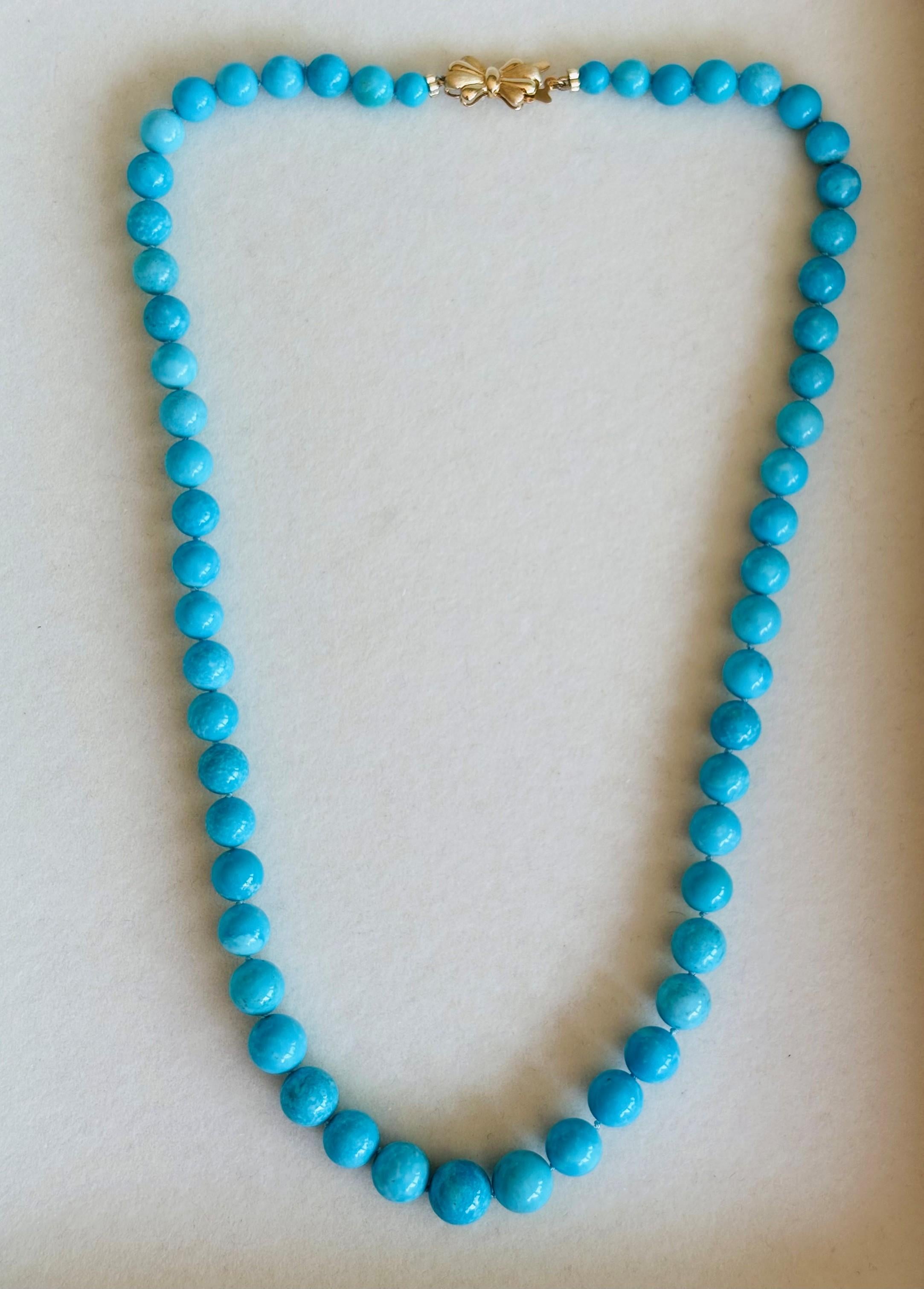 Regal Graduated Sleeping Beauty Turquoise 14K Yellow Gold Necklace In New Condition For Sale In GOES, NL