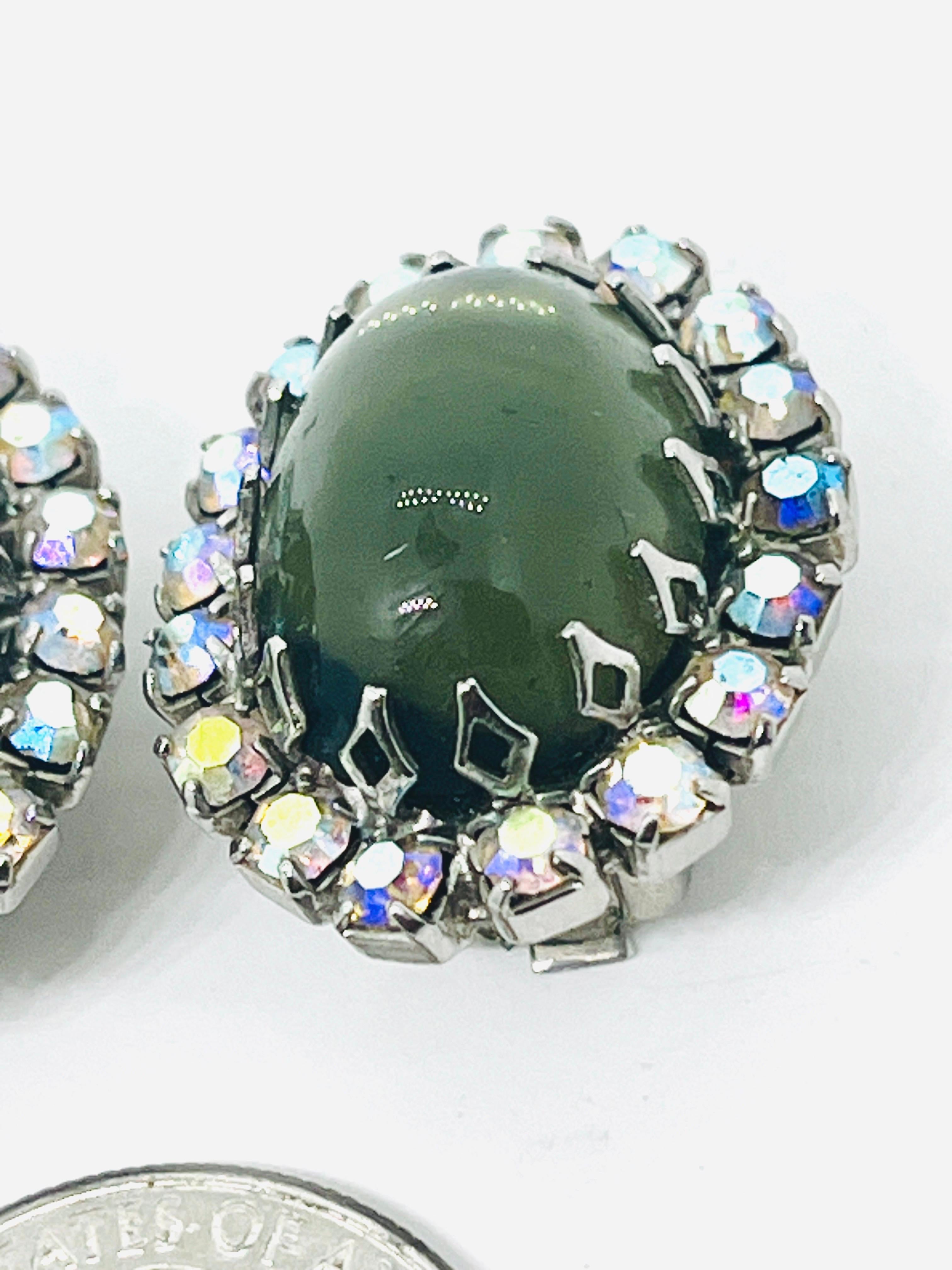 Cabochon Orecchini a clip con cupola ovale grigio-verdognola, aureola dell'Aurora Boreale in vendita
