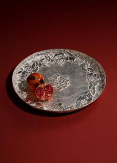 Piatto rotondo Regal Hybrid in ottone placcato argento, Viya by Vikram Goyal