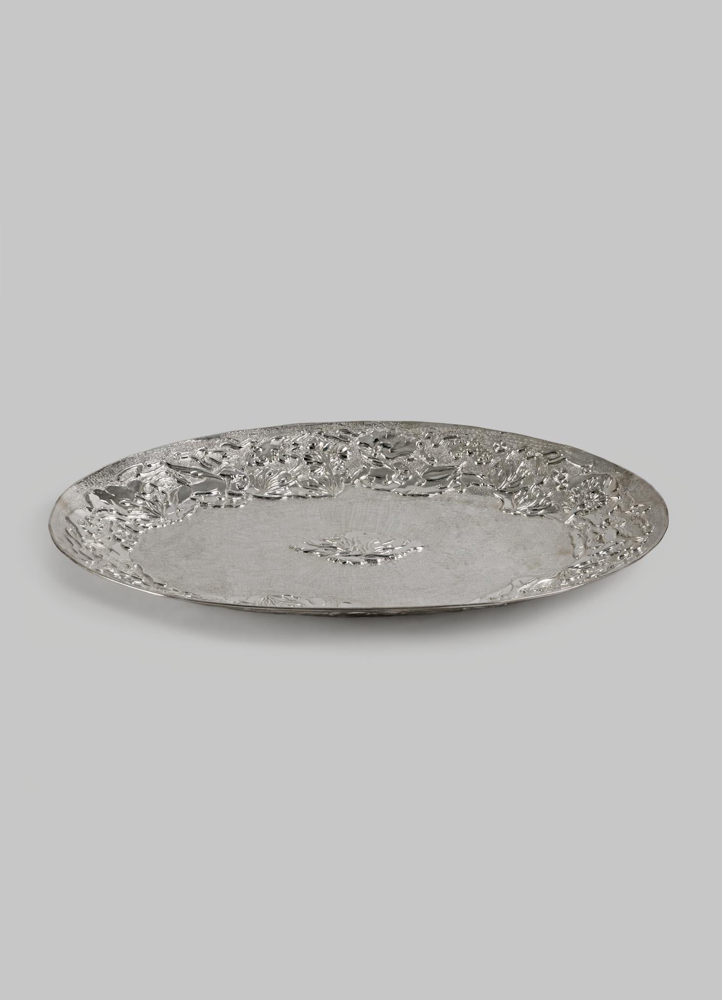 Großer versilberter runder Teller Regal Hybrid von Vikram Goyal, Messing, Viya (Indisch) im Angebot
