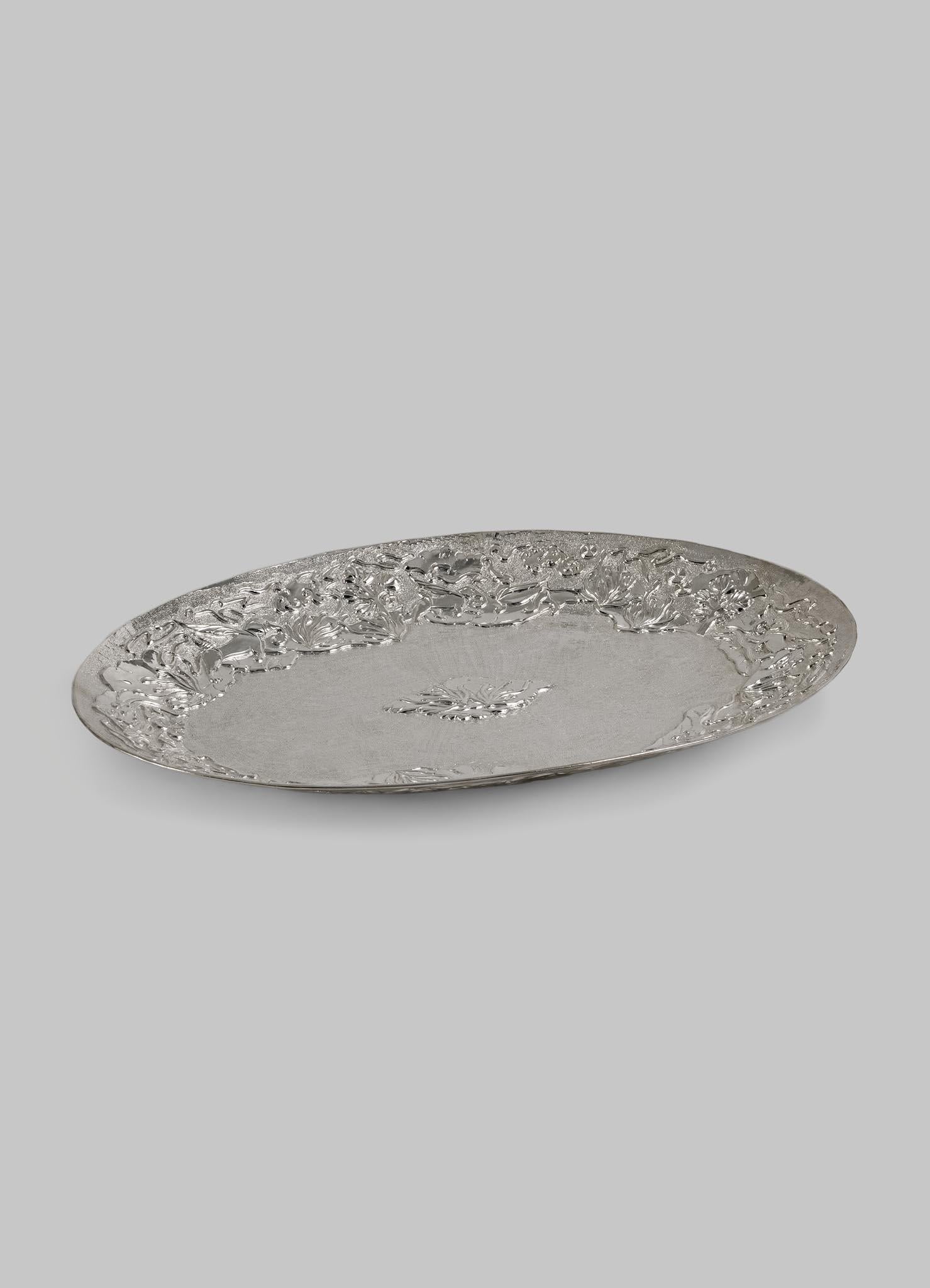 Großer versilberter runder Teller Regal Hybrid von Vikram Goyal, Messing, Viya (Gegossen) im Angebot