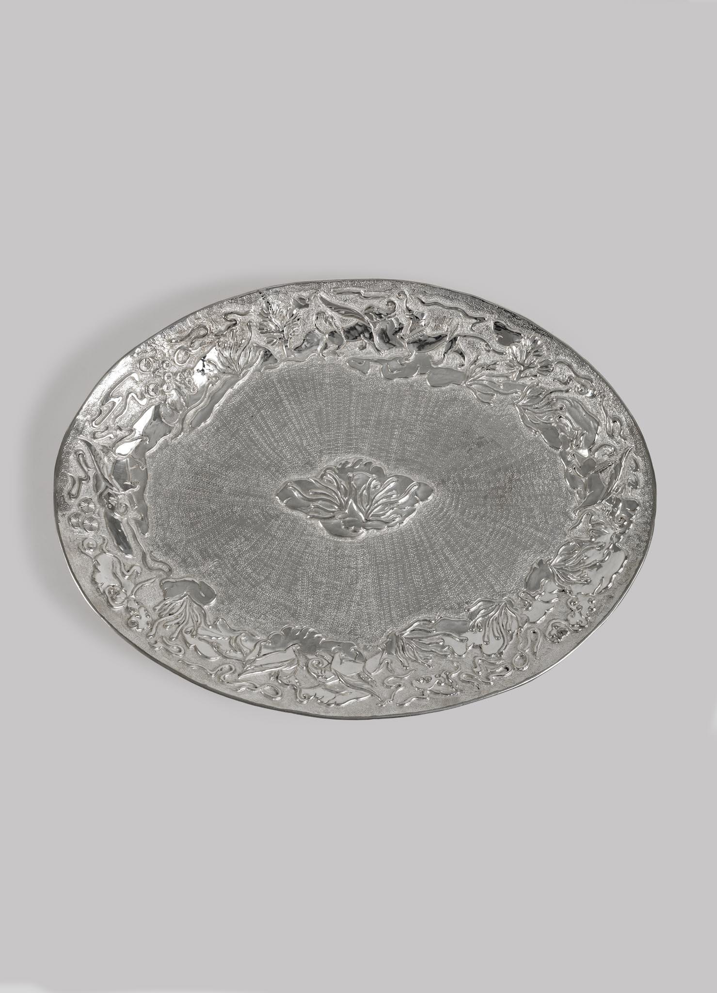 Runder Teller Regal Hybrid Silver Plated Medium aus Messing, Viya von Vikram Goyal

