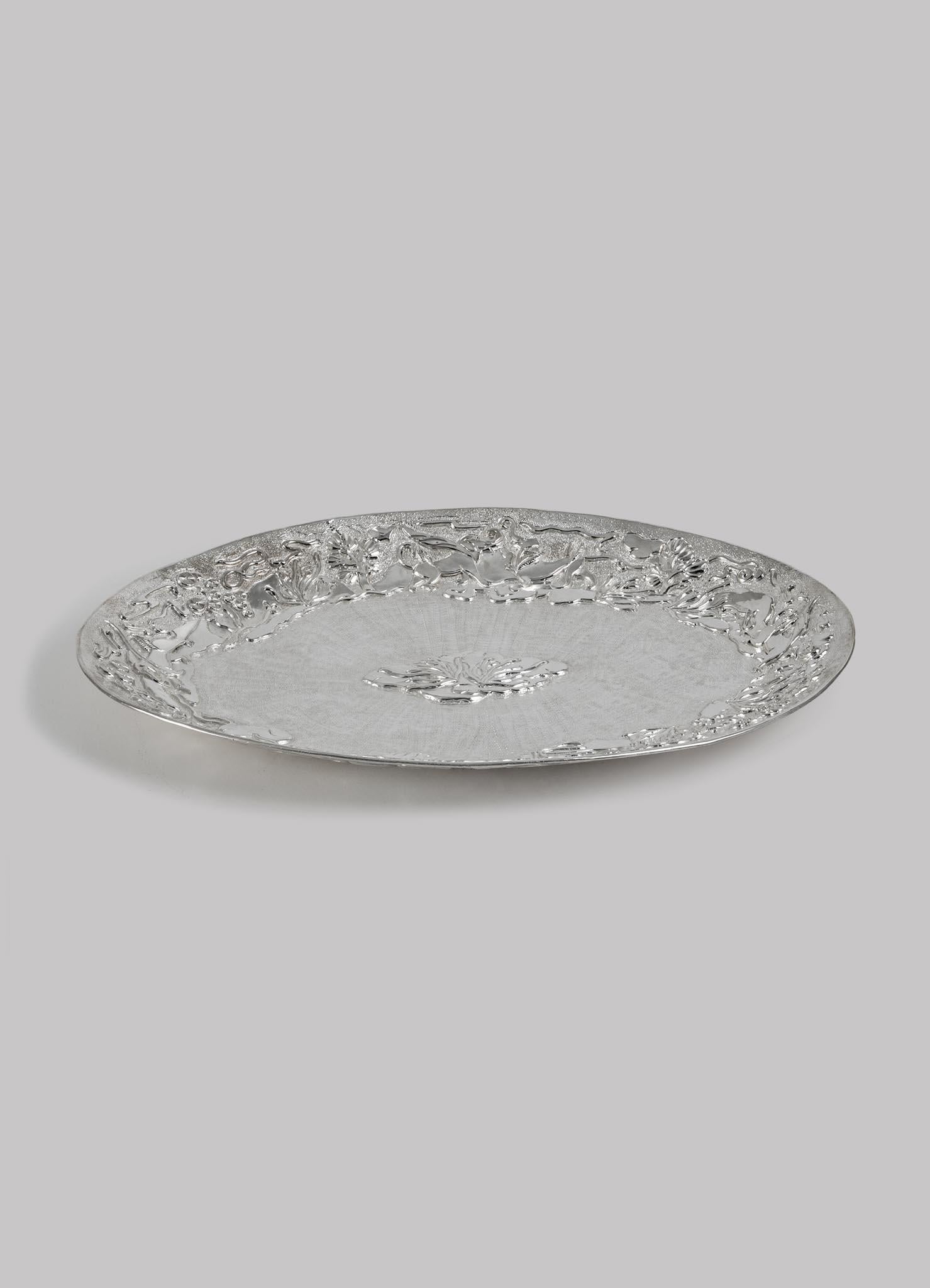 Runder Teller Regal Hybrid Silver Plated Medium aus Messing, Viya von Vikram Goyal (Indisch) im Angebot