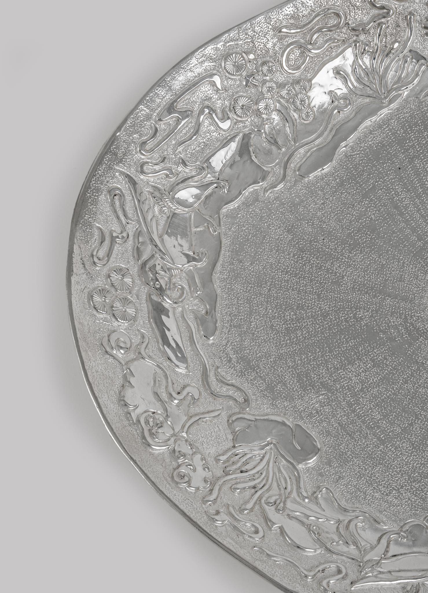 Runder Teller Regal Hybrid Silver Plated Medium aus Messing, Viya von Vikram Goyal (Gegossen) im Angebot