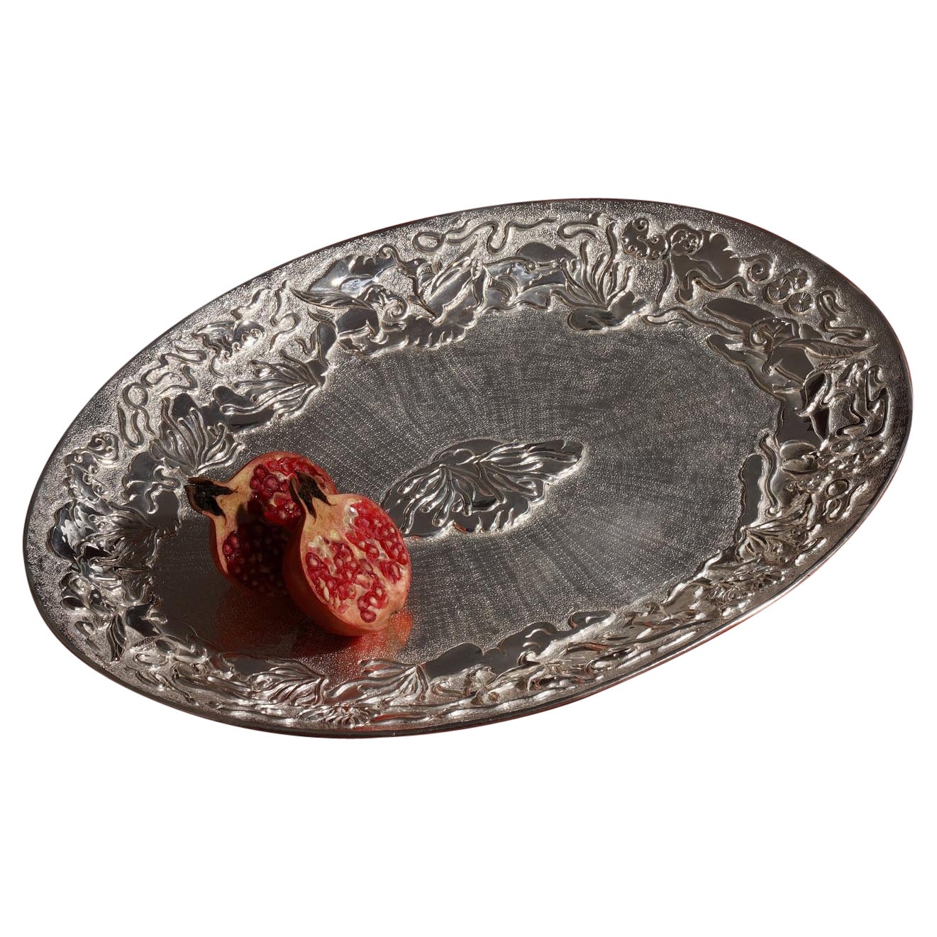 Runder Teller Regal Hybrid Silver Plated Medium aus Messing, Viya von Vikram Goyal im Angebot