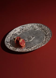Piatto rotondo medio in ottone placcato argento Regal Hybrid, Viya di Vikram Goyal