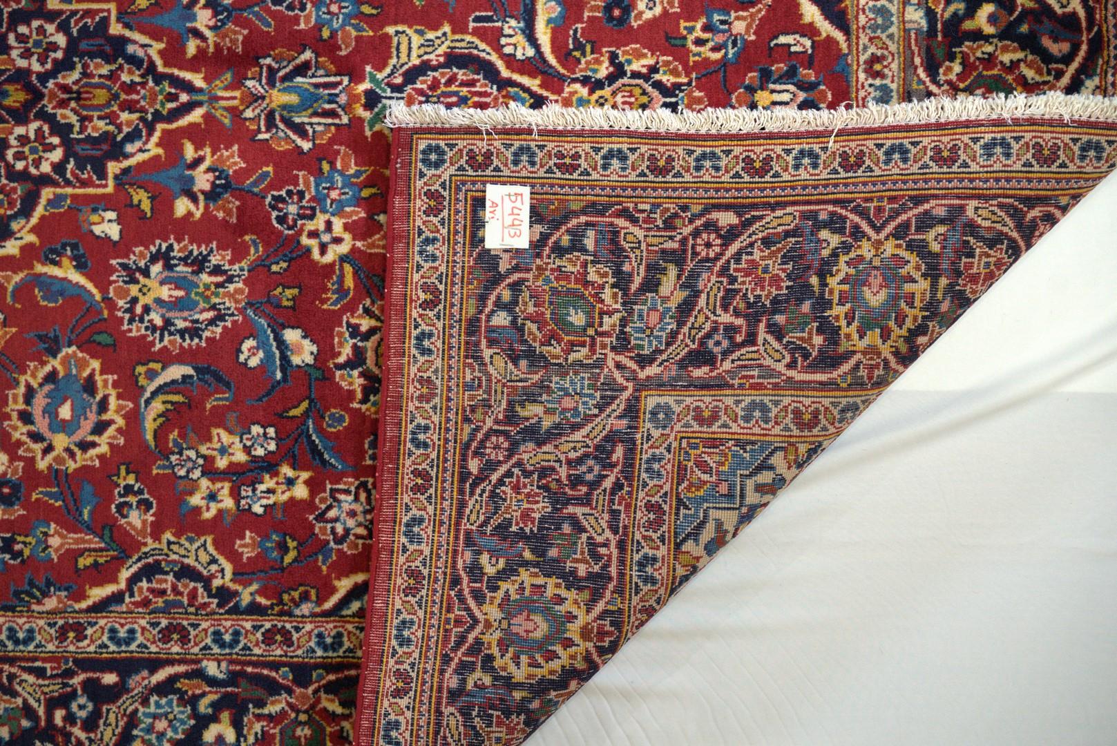 Isfahans sind zwar nicht jedermanns Sache, aber wer die Intensität ihrer besonderen Kunstform, die sehr feine Knüpfung, die lange Haltbarkeit und die schöne Haptik zu schätzen weiß, der lebt gerne mit ihnen. Dieses Stück aus Lammwolle zeigt die Art