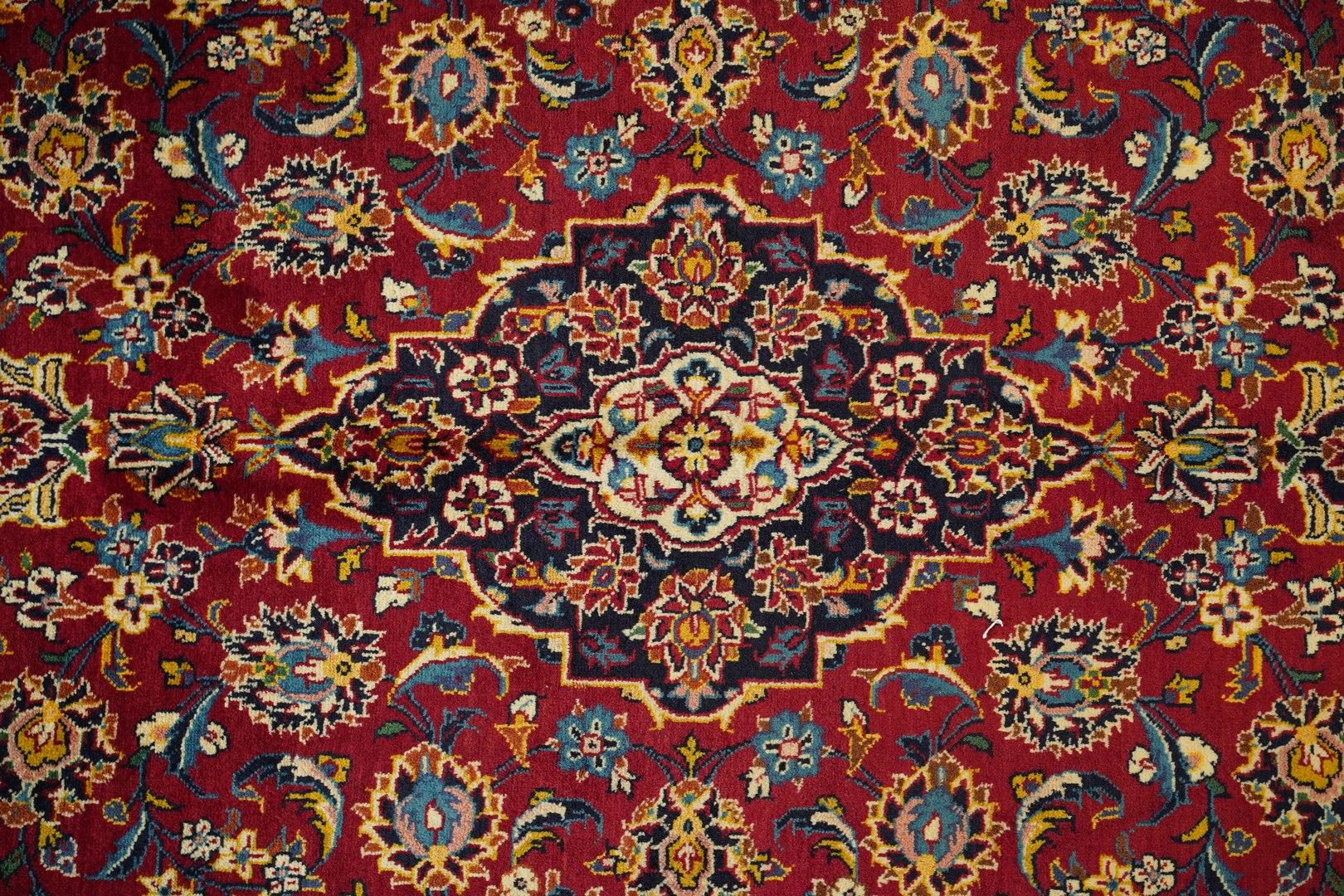Persiano Tappeto Isfahan di medie dimensioni in lana del Medioevo in vendita