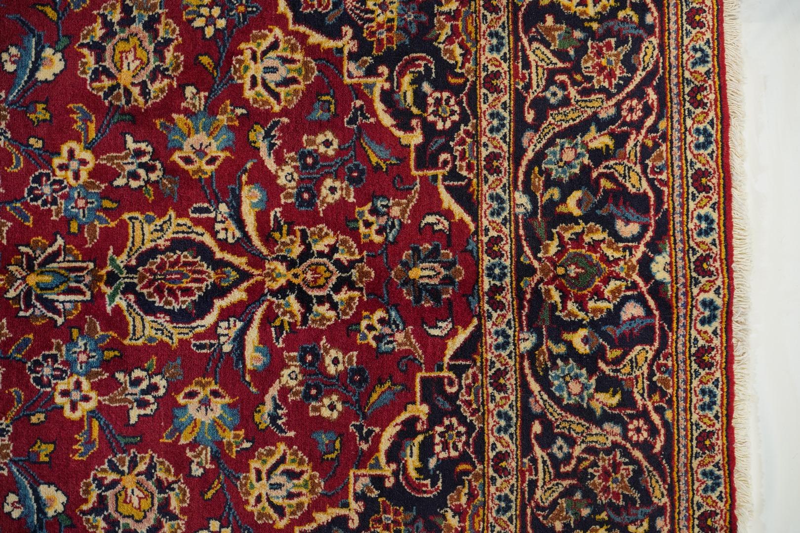 Mittelgroßer Isfahan-Teppich aus Wolle aus der Mitte des Jahrhunderts (Handgewebt) im Angebot