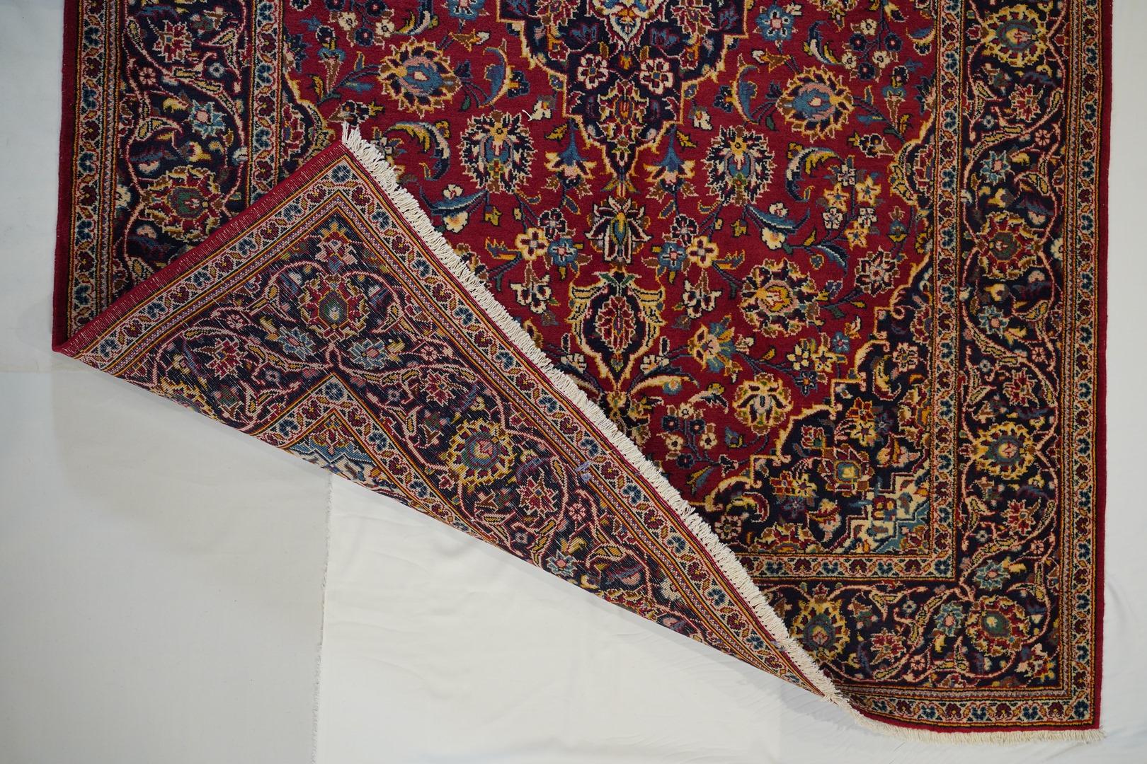 Mittelgroßer Isfahan-Teppich aus Wolle aus der Mitte des Jahrhunderts im Angebot 1