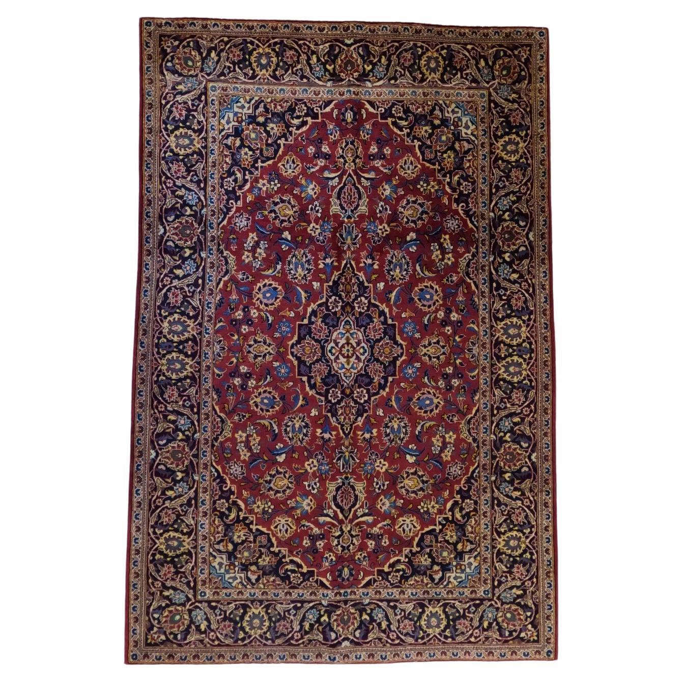 Mittelgroßer Isfahan-Teppich aus Wolle aus der Mitte des Jahrhunderts im Angebot