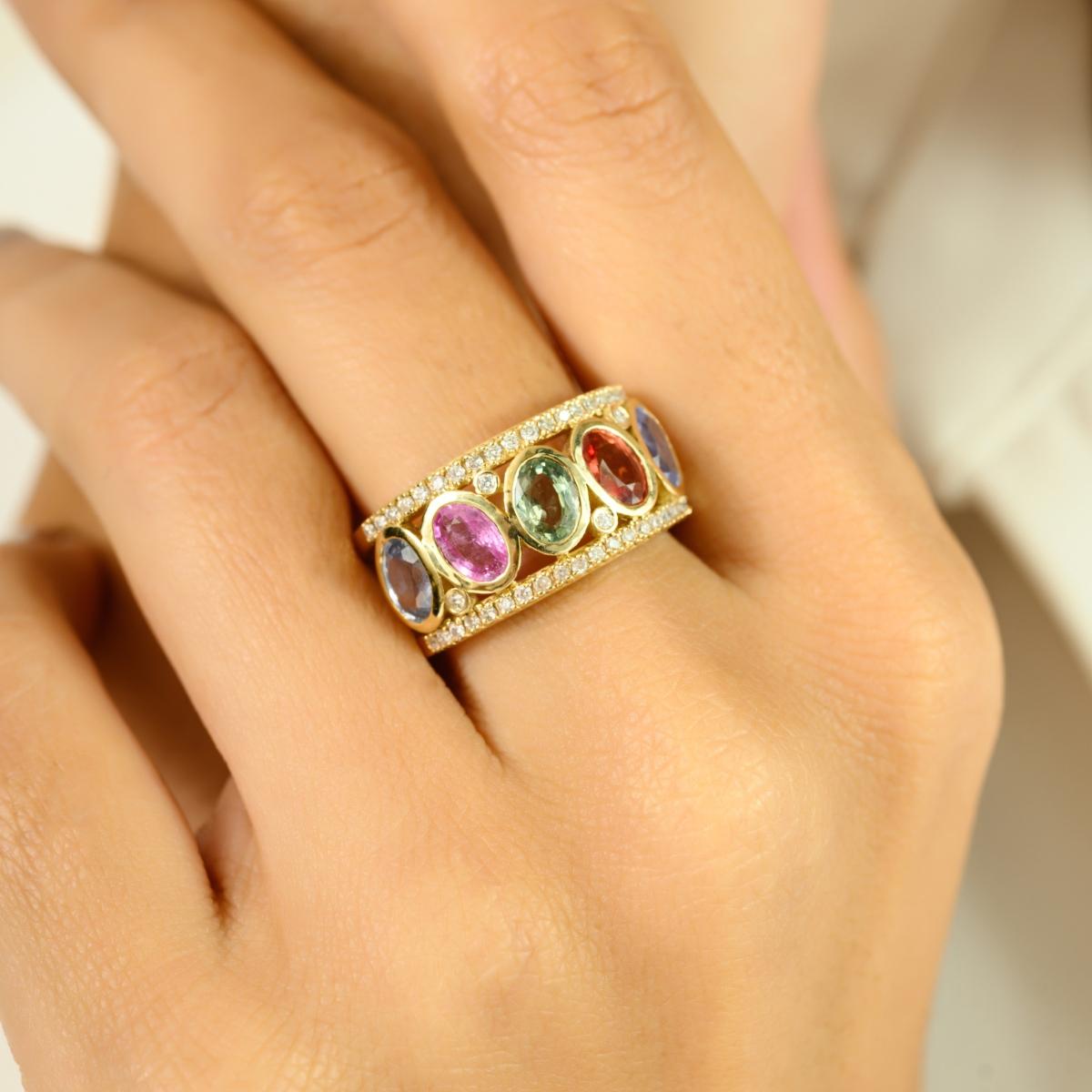En vente :  Anneau de mariage régalien en or jaune 14k avec saphirs multiples et diamants 2