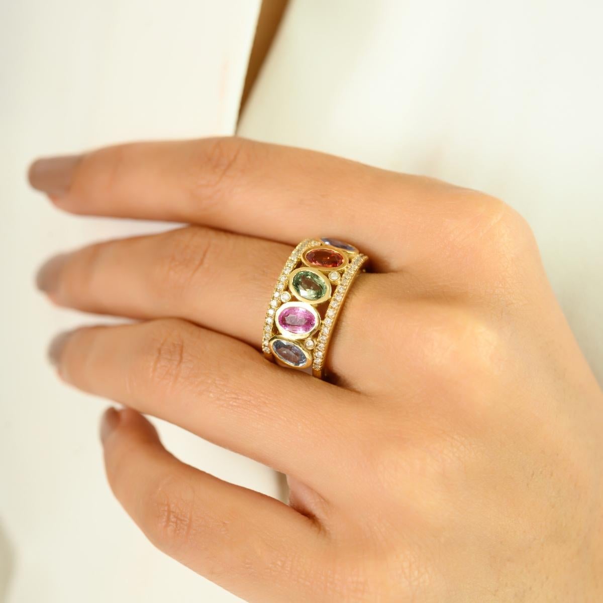 En vente :  Anneau de mariage régalien en or jaune 14k avec saphirs multiples et diamants 4