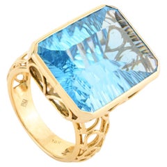 Regaler Cocktailring aus 18 Karat Gelbgold mit 21,603 Karat blauem Topas im Achteckschliff
