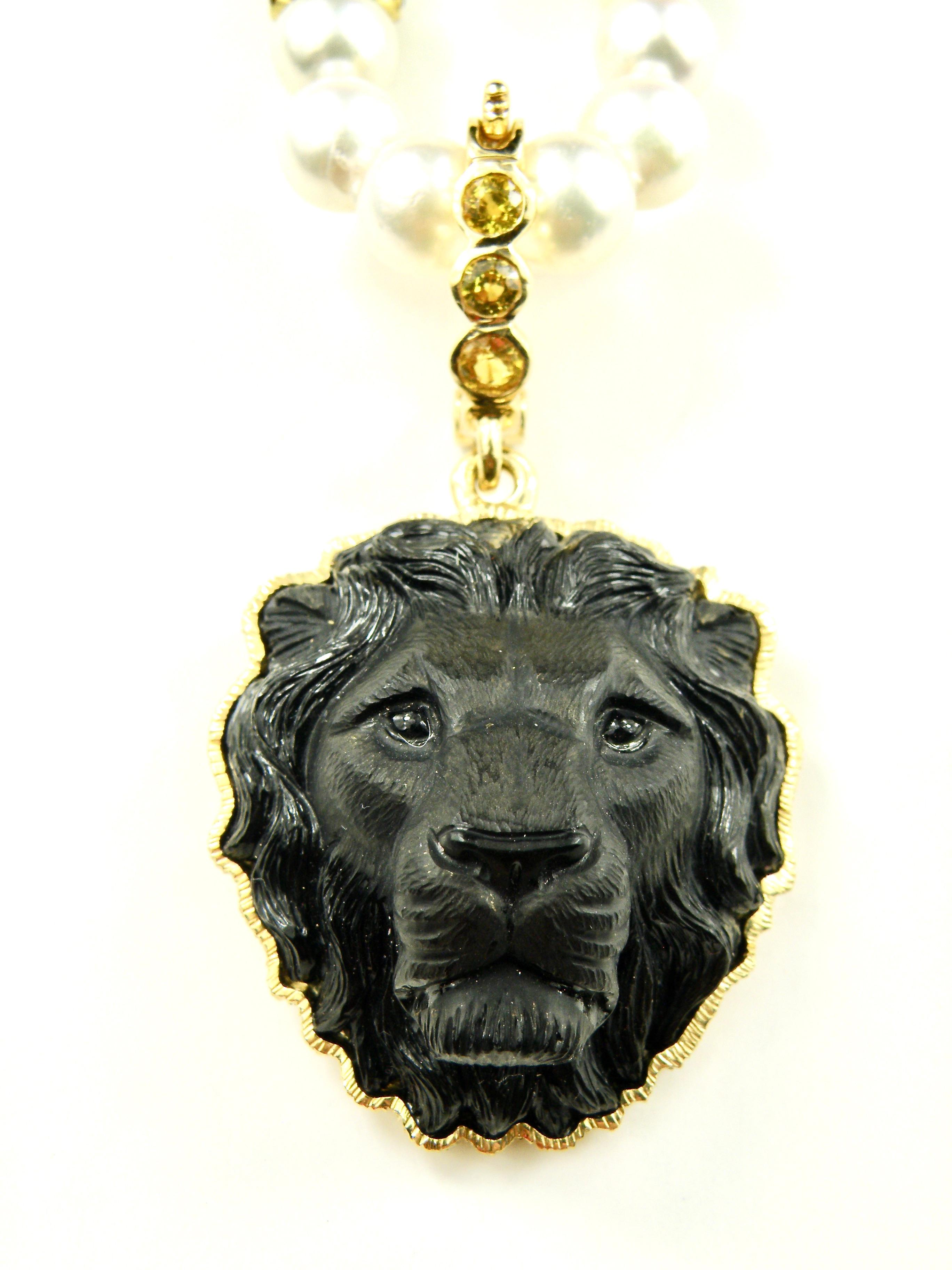 Unisex Regal Lionshead Anhänger handgeschnitzt in Onyx von berühmten Idar Obenstein Schnitzer.				
.30 Karat gelber Saphir Bügel				
 abnehmbar für eine einzigartige Halskette.				
