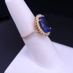 Regale anello aureolato ovale con zaffiro e diamante