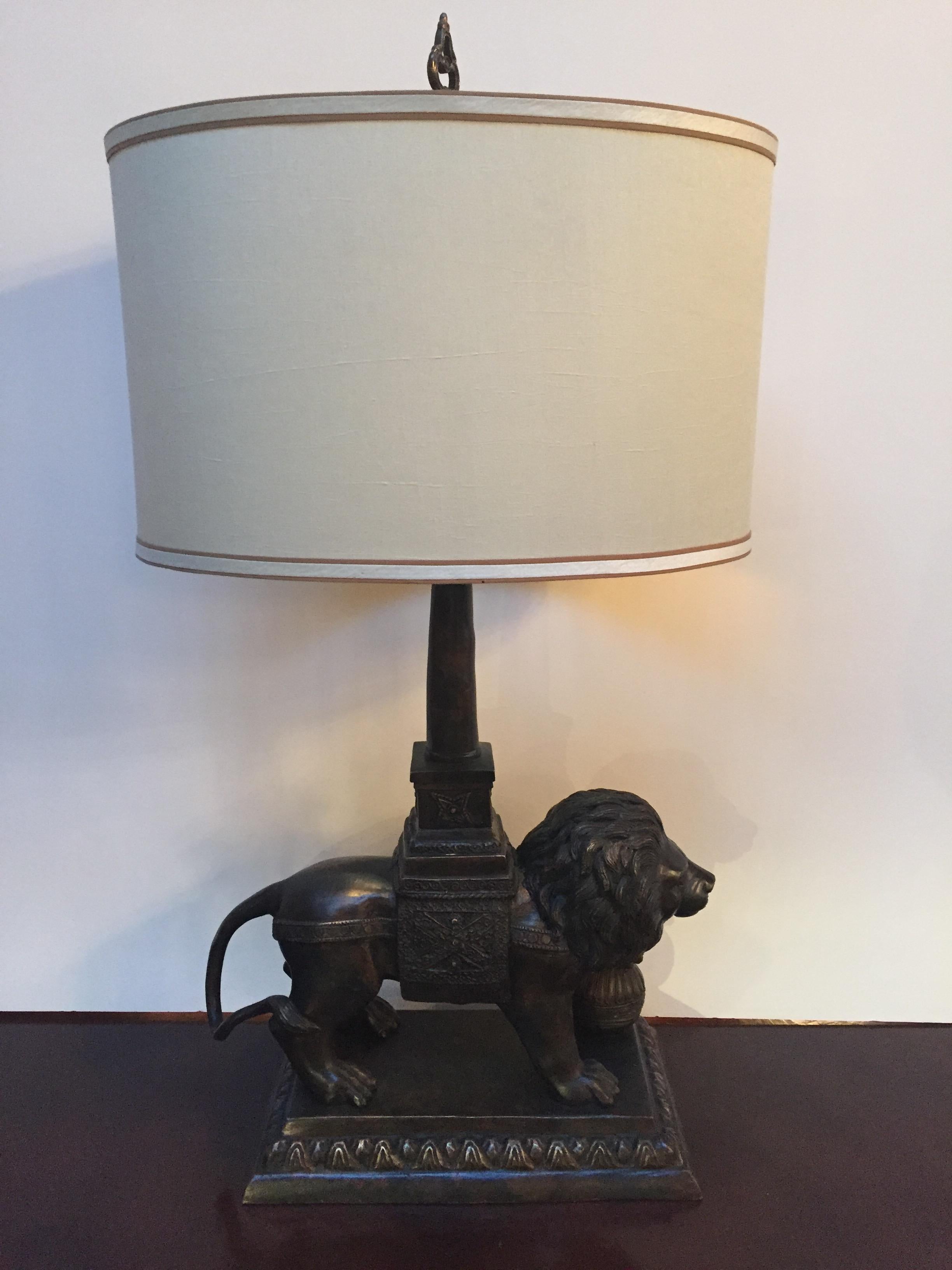 Regal Pair of Bronze Lion Motif Table Lamps 1
