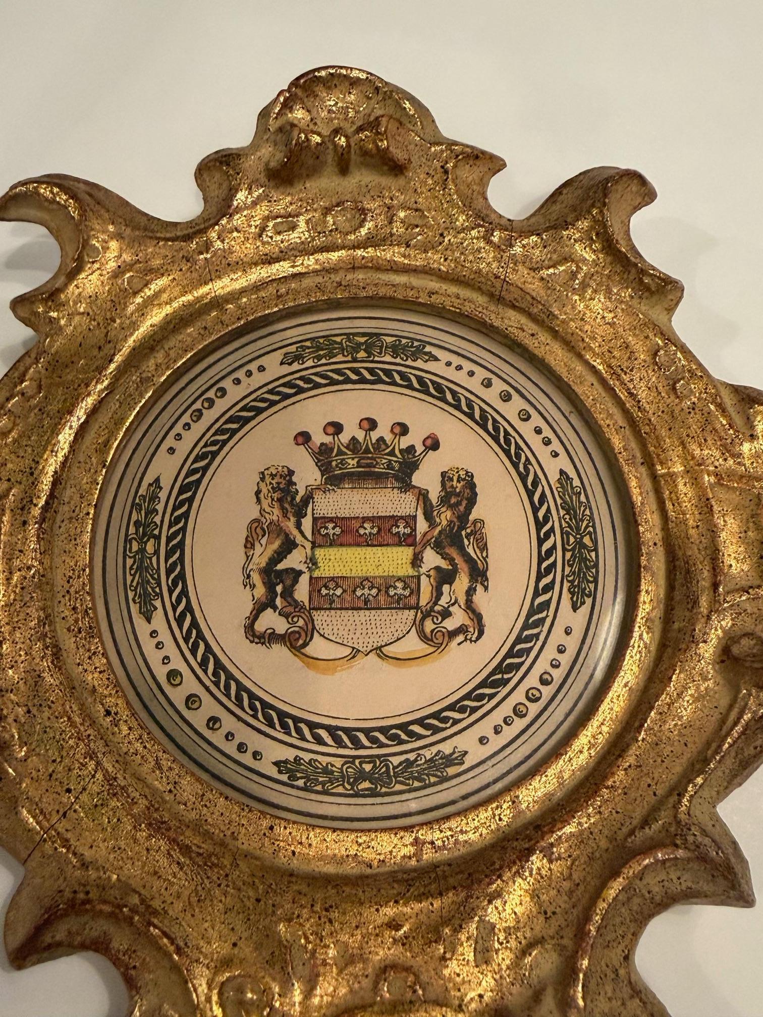 Regal Pair of Lion Motif Crests in Gilded Frames Bon état - En vente à Hopewell, NJ