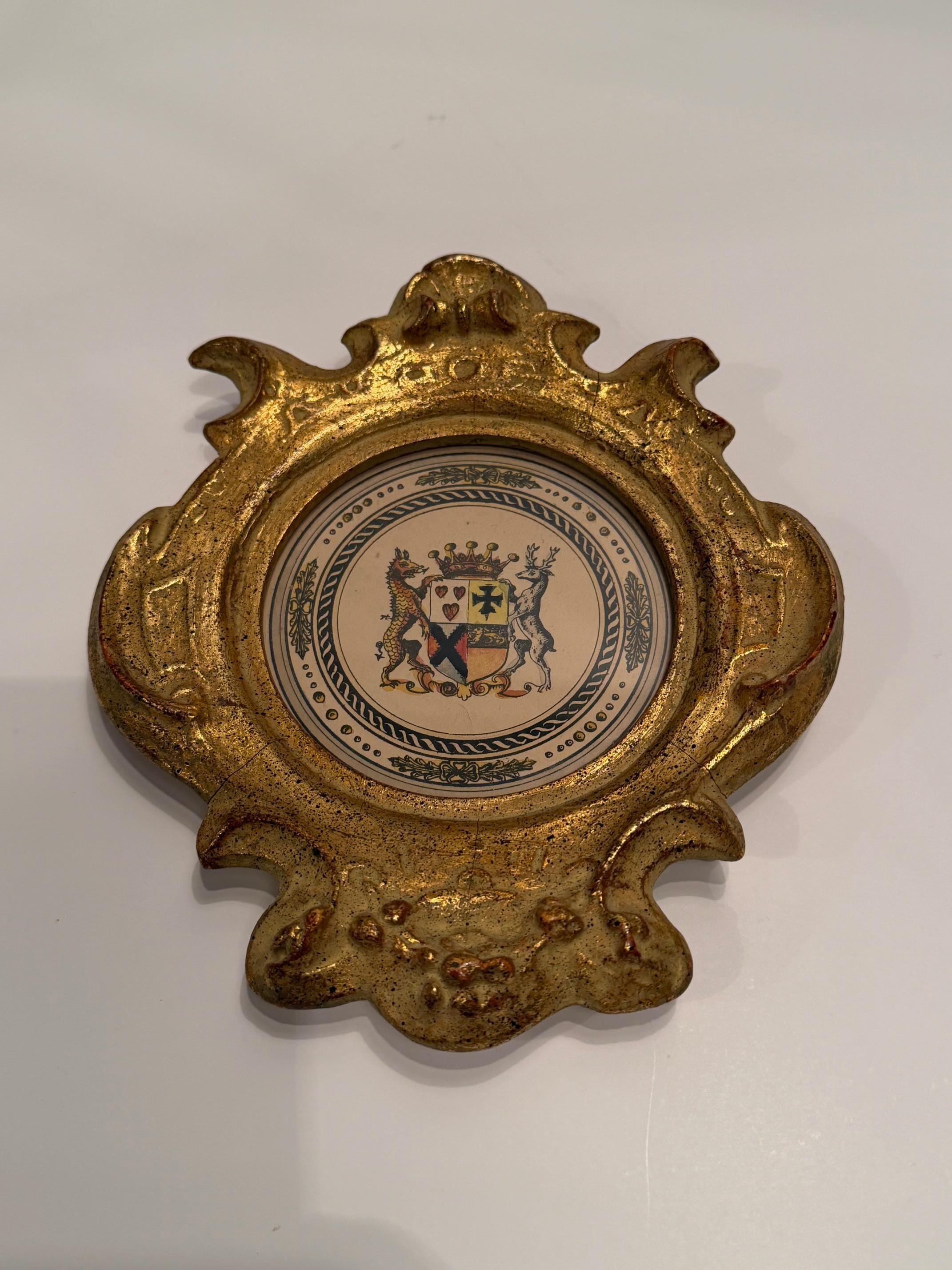 Milieu du XXe siècle Regal Pair of Lion Motif Crests in Gilded Frames en vente