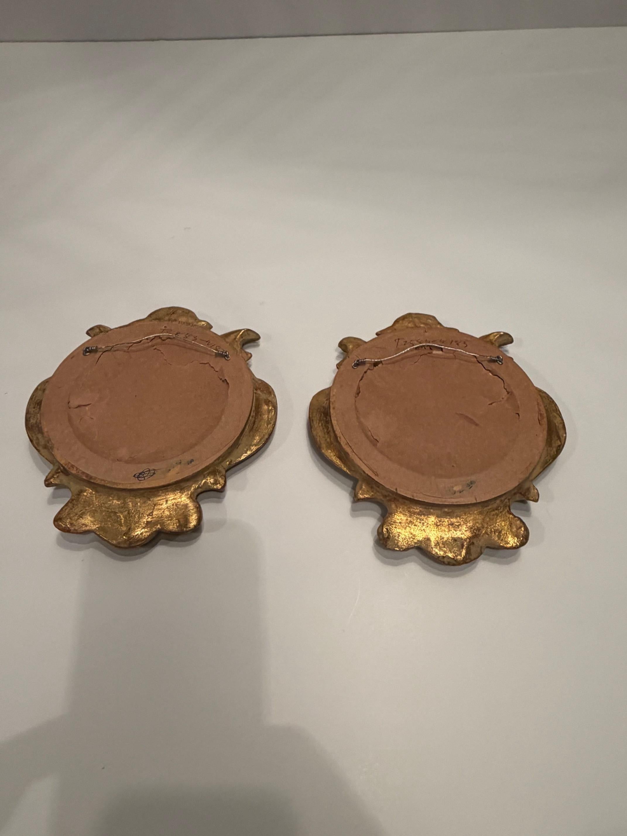 Plâtre Regal Pair of Lion Motif Crests in Gilded Frames en vente