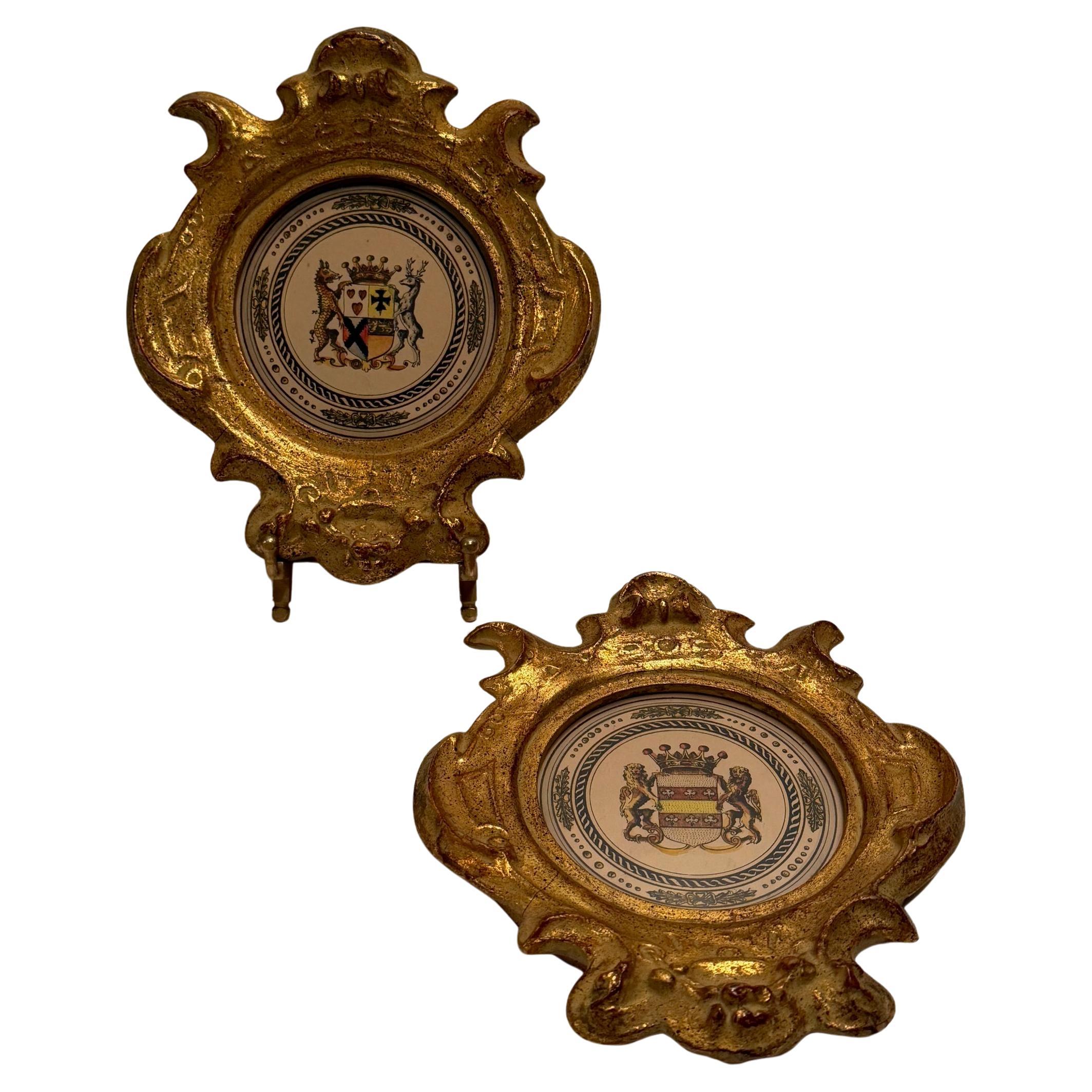 Regal Pair of Lion Motif Crests in Gilded Frames en vente