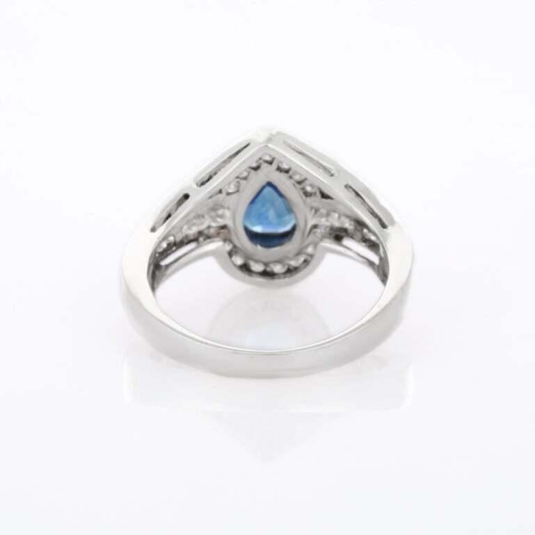 Bague en saphir bleu en or 18 carats qui s'accorde parfaitement avec votre personnalité et vous aide également à l'apprentissage et à la guérison spirituelle.
Conçue avec un saphir bleu taillé en poire au centre et des diamants, elle est parfaite